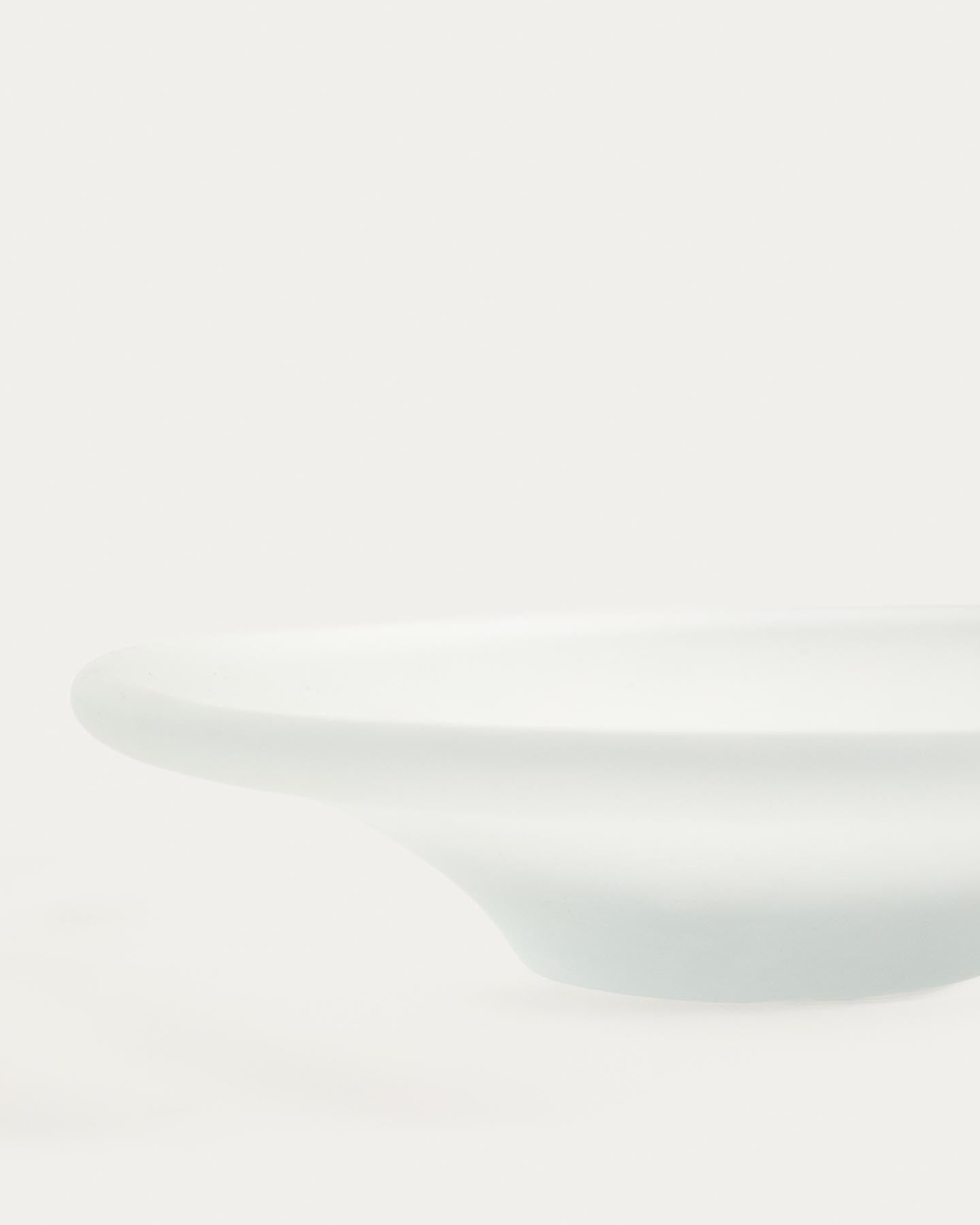 Elegante Dekoschale Vionze aus zartem, beigefarbenem Glas, ideal für stilvolle Arrangements und als dekoratives Highlight in jedem Raum.