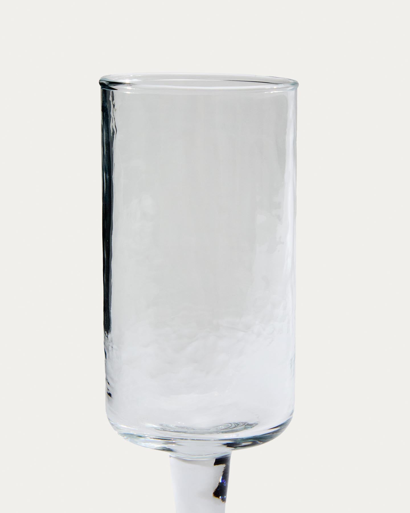 Schlichtes Weinglas Obila aus transparentem Recyclingglas, perfekt für Weinliebhaber und umweltbewusste Genießer.