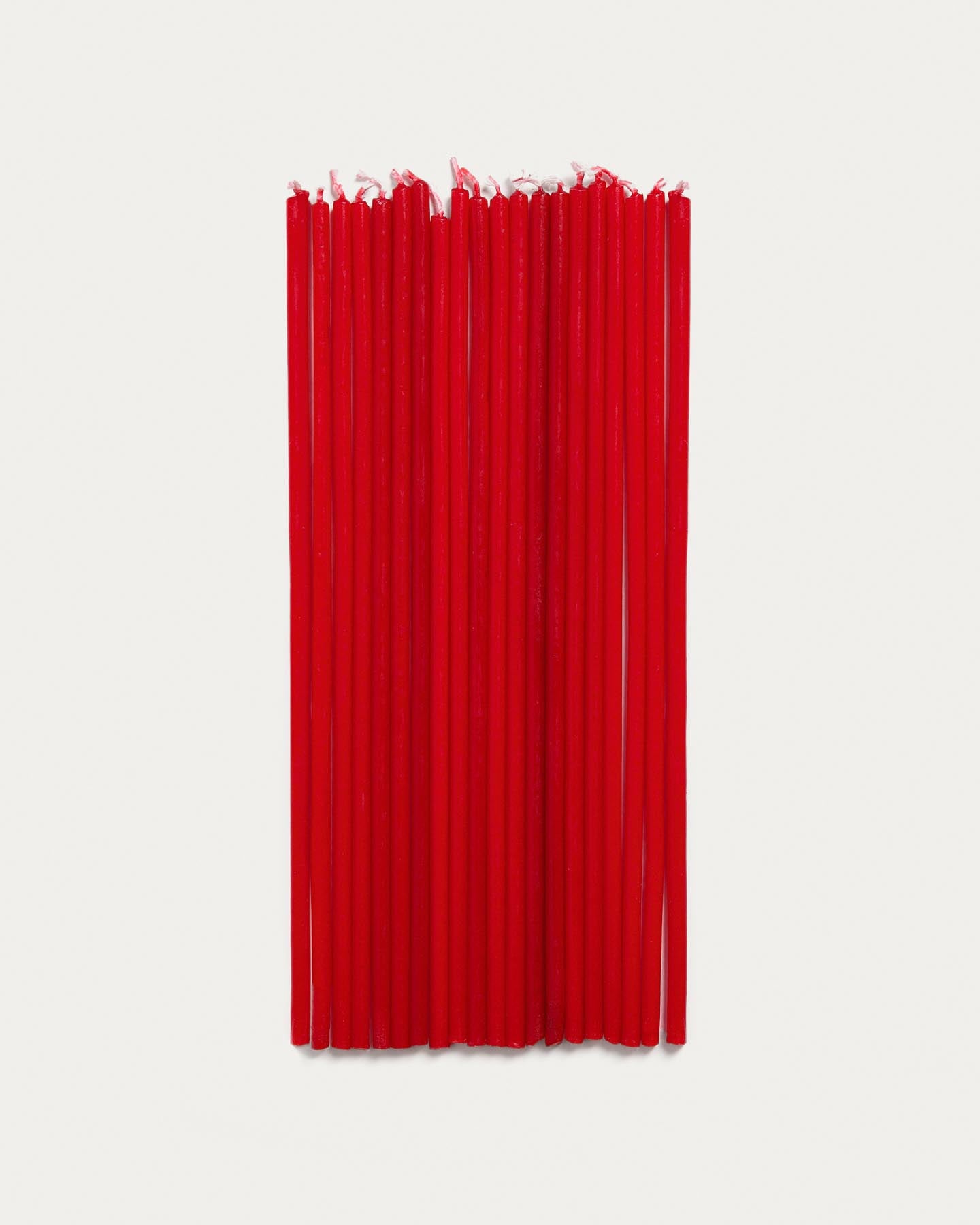 Set Solvin mit 20 roten Kerzen in Rot präsentiert im Onlineshop von KAQTU Design AG. Kerzen ist von Kave Home