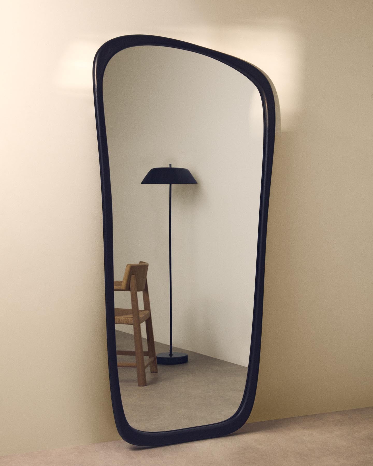 Eleganter Wandspiegel Alura aus schwarzem Teakholz, 94,5 x 192 cm, FSC-zertifiziert, ideal für stilvolle Wohnräume und moderne Akzente.