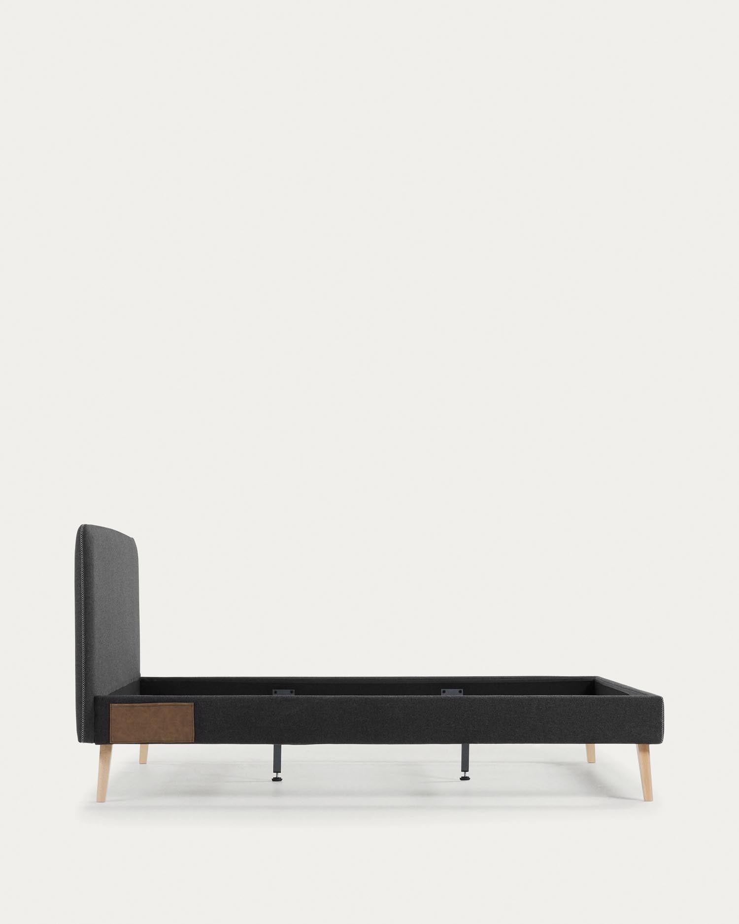 Schwarzer Dyla Bezug von Kave Home für 160x200 cm Matratzen, ideal für ein modernes Schlafzimmerdesign.