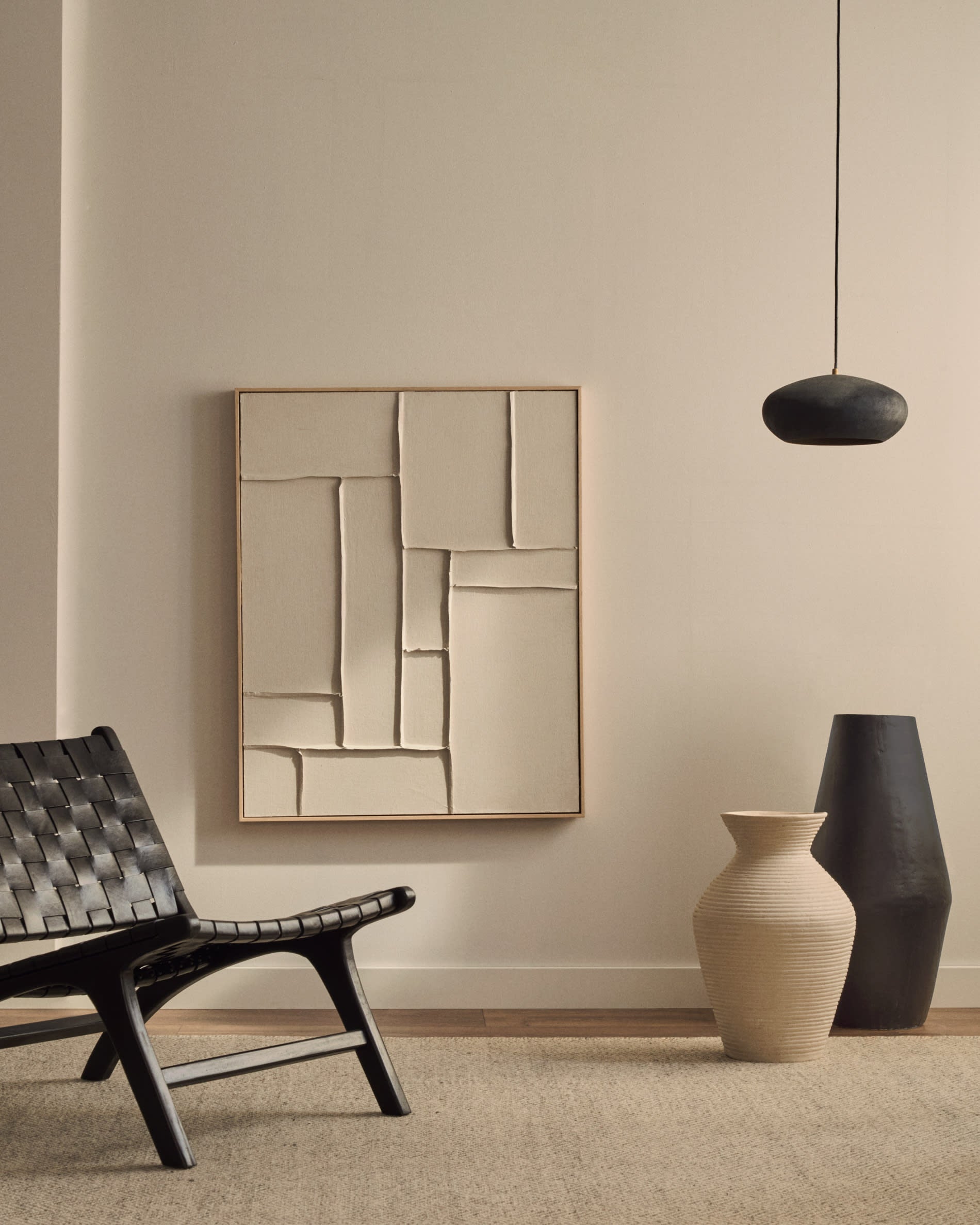 Elegantes Leinwandbild Klis von Kave Home, 60 x 90 cm, mit stilvollen weißen geometrischen Mustern für ein modernes Wohnambiente.