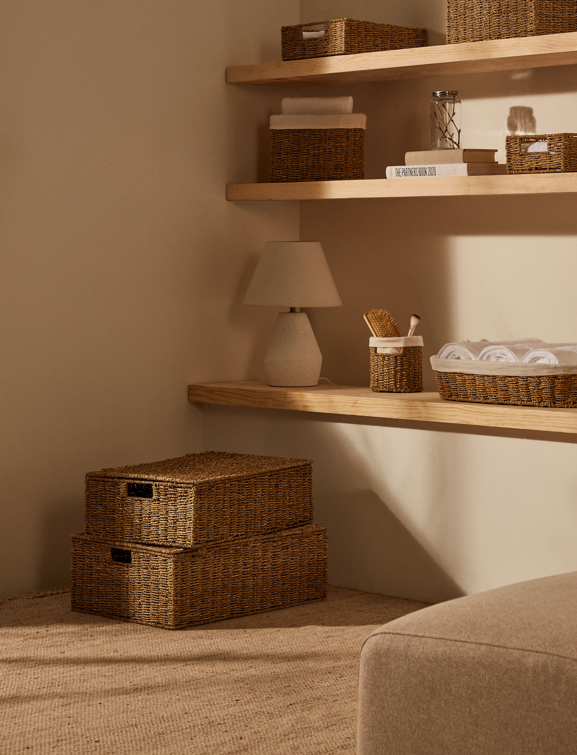 Das Tossa Set von Kave Home umfasst 2 stilvolle Kisten aus Naturfasern mit Deckel, ideal für Aufbewahrung und Dekoration.
