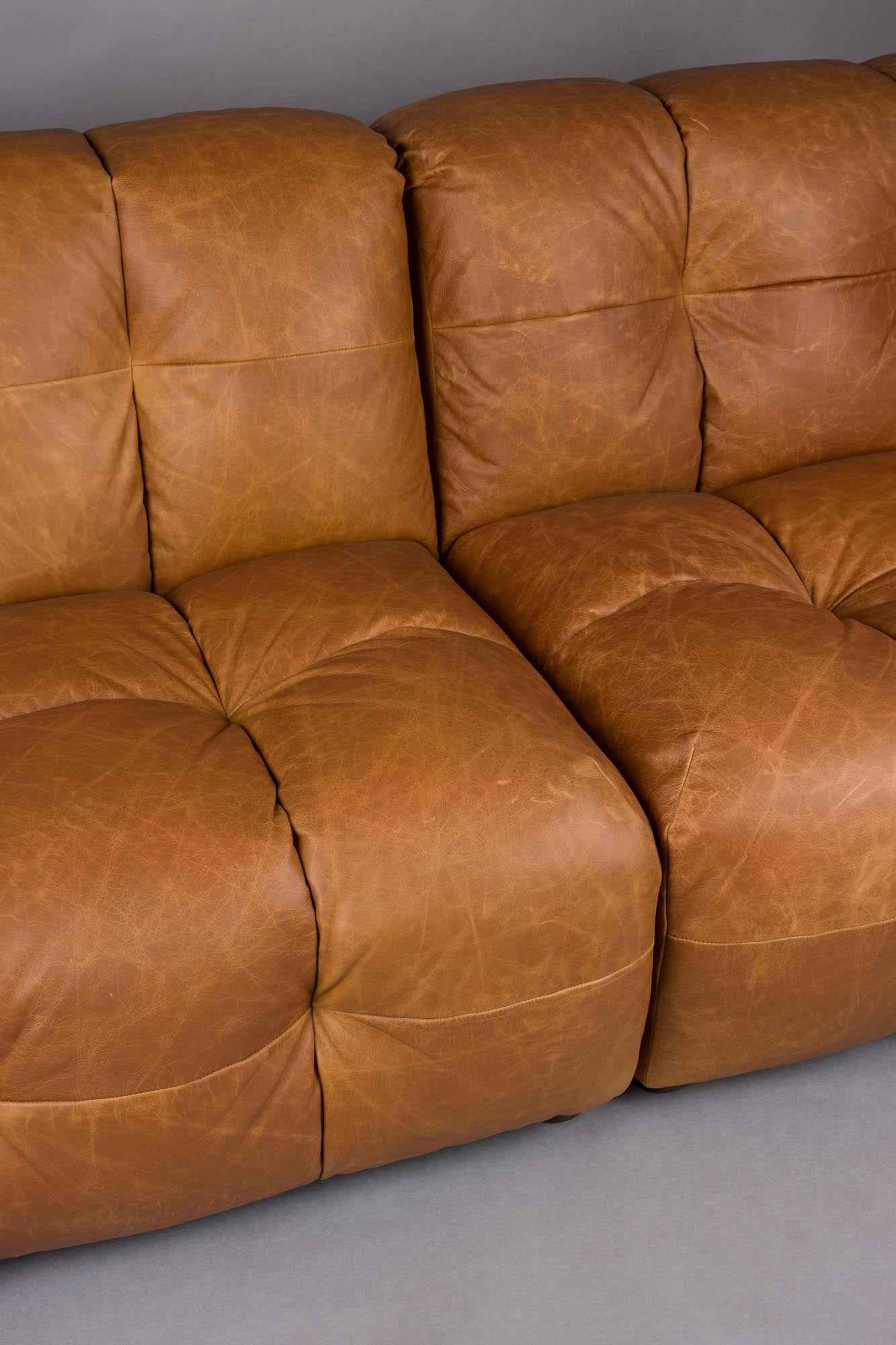 Dutchbone Hackman 3-Sitzer Sofa: Elegantes Velours, Retro-Design, modular anpassbar, ideal für stilvolle und gemütliche Wohnräume.