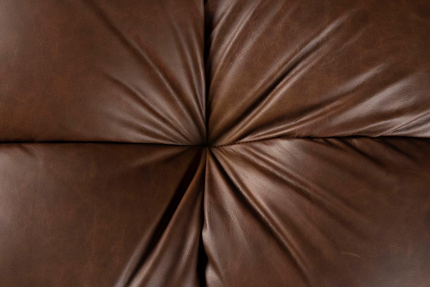 Stilvolles 3-Sitzer Sofa Hackman von Dutchbone, gefertigt aus luxuriösem Velours, perfekt für einladende und zeitgemäße Wohnumgebungen.