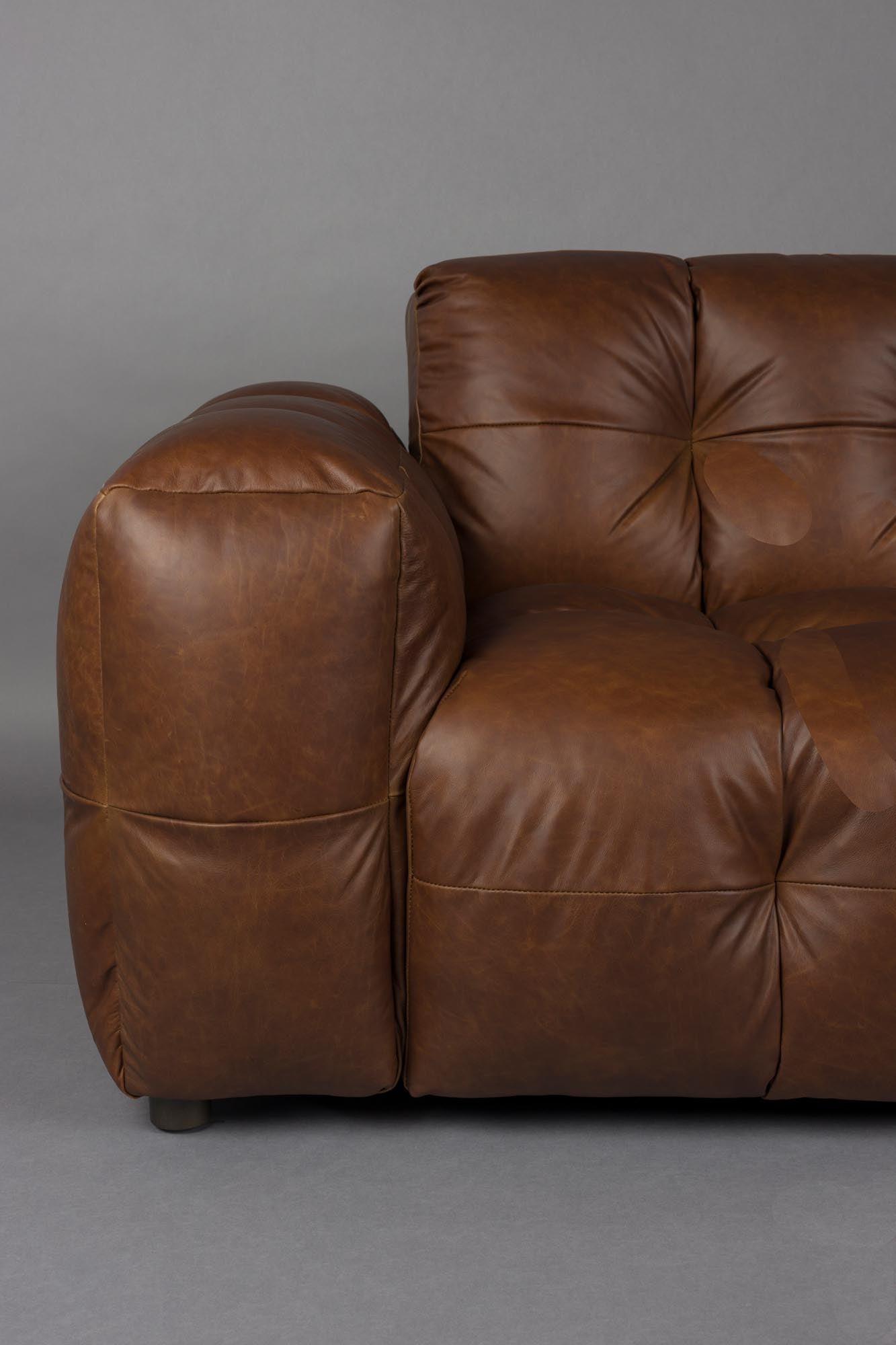 Stilvolles 4,5-Sitzer Sofa Hackman von Dutchbone, das durch seine ansprechende Form und den luxuriösen Veloursbezug besticht.