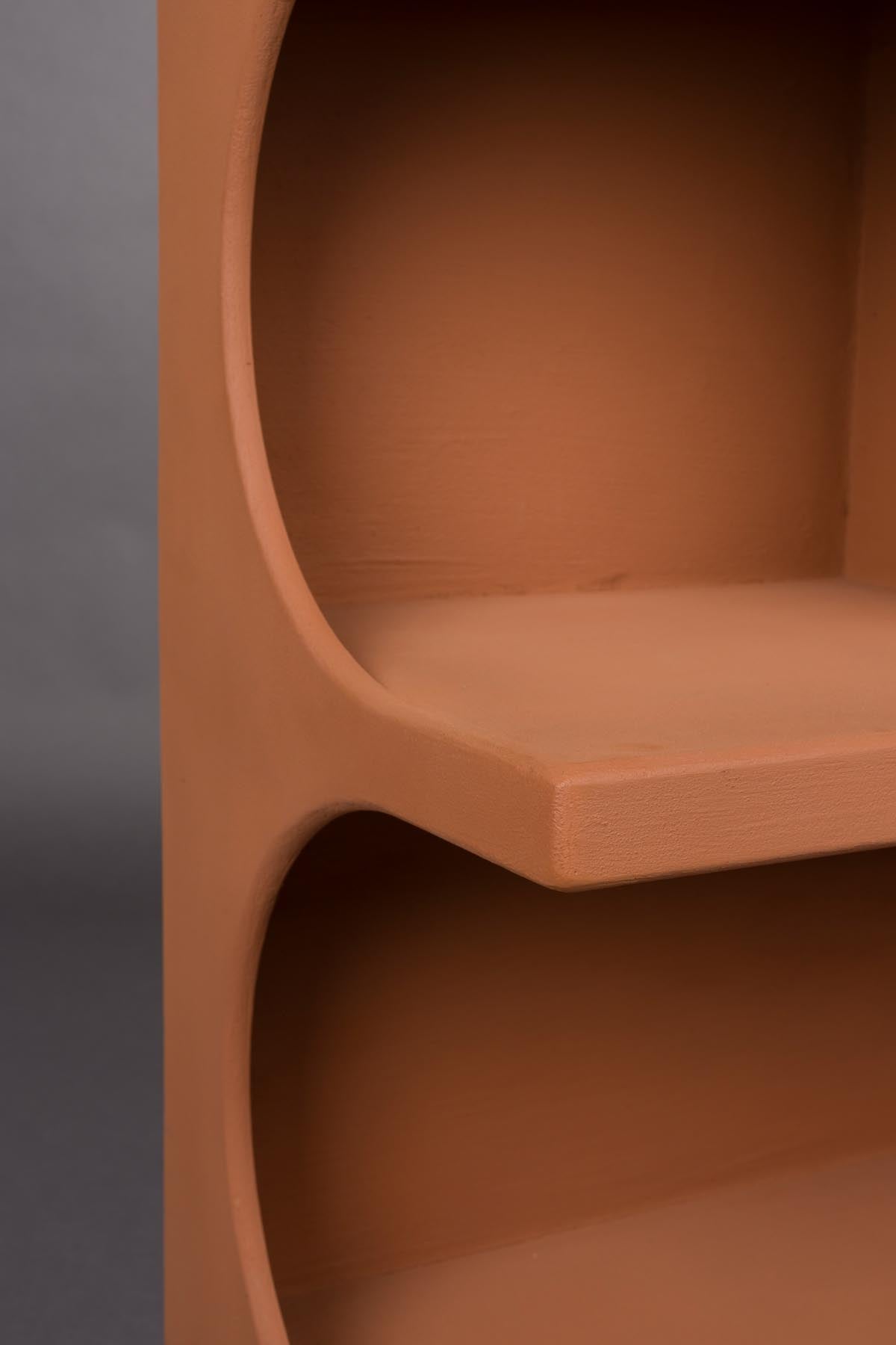 Modernes Standregal Dundee von Dutchbone, perfekt für die ansprechende Aufbewahrung und Präsentation von Wohnaccessoires und Büchern.