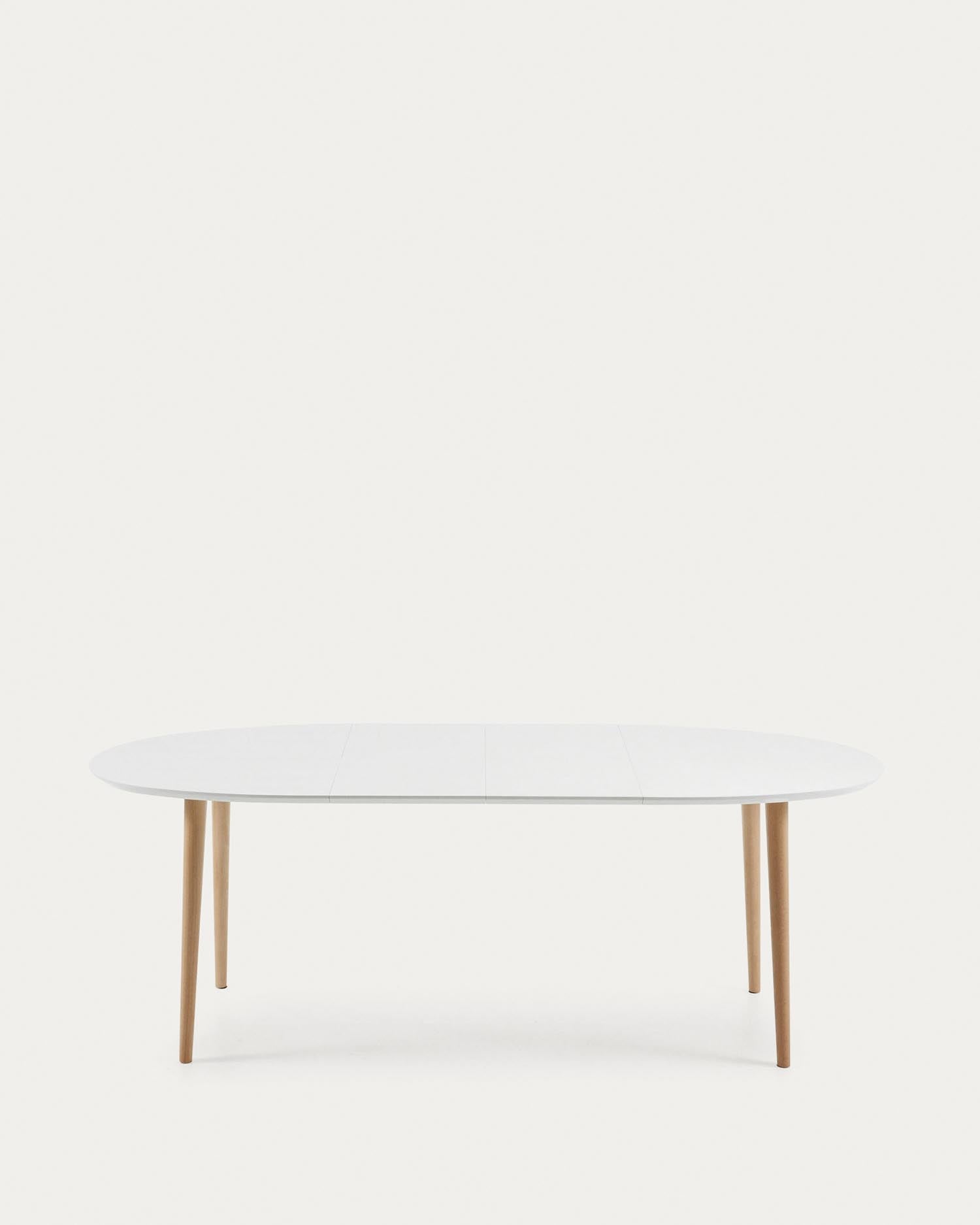 Moderner ovaler Esstisch aus lackiertem MDF in Weiß, mit robusten Buchenbeinen, ausziehbar von 140 auf 220 cm für flexible Essbereiche.