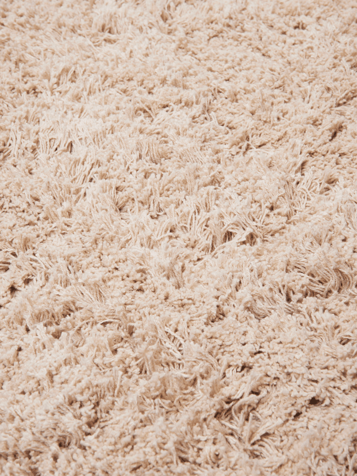 Luxuriöse Amass Long Pile Badematte in elegantem Off-white, perfekt für ein modernes Badezimmer-Design von Ferm Living.