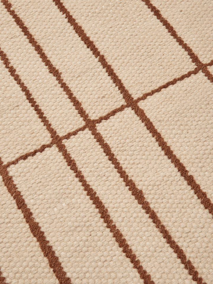 Eleganter Sen Runner von Ferm Living in harmonischen Parchment- und Chestnut-Farben, ideal für ein modernes Wohnambiente.