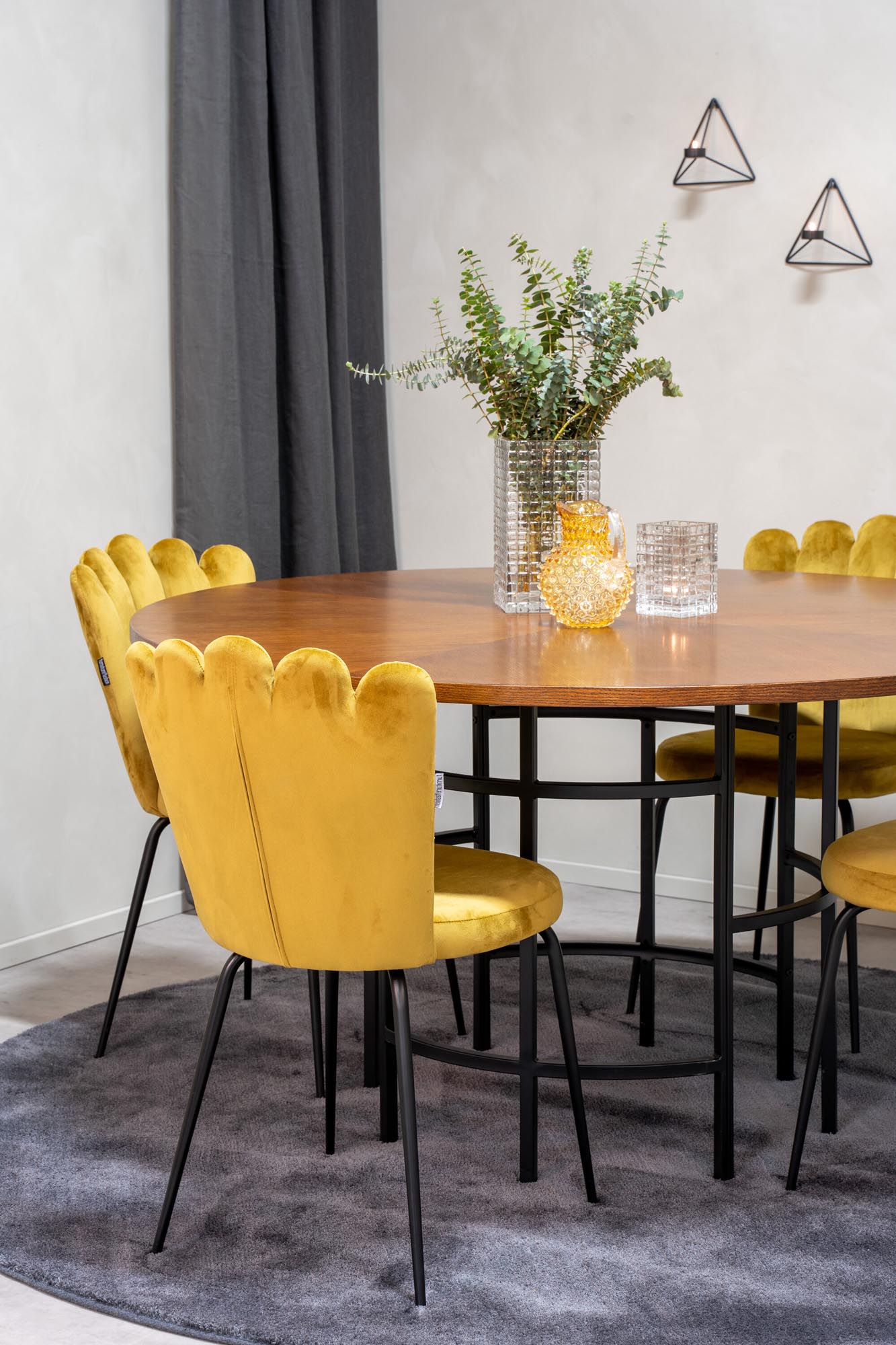 Elegantes Esszimmerset Copenhagen mit Limhamn Light, bestehend aus einem runden Tisch und vier Stühlen, perfekt für gesellige Zusammenkünfte.