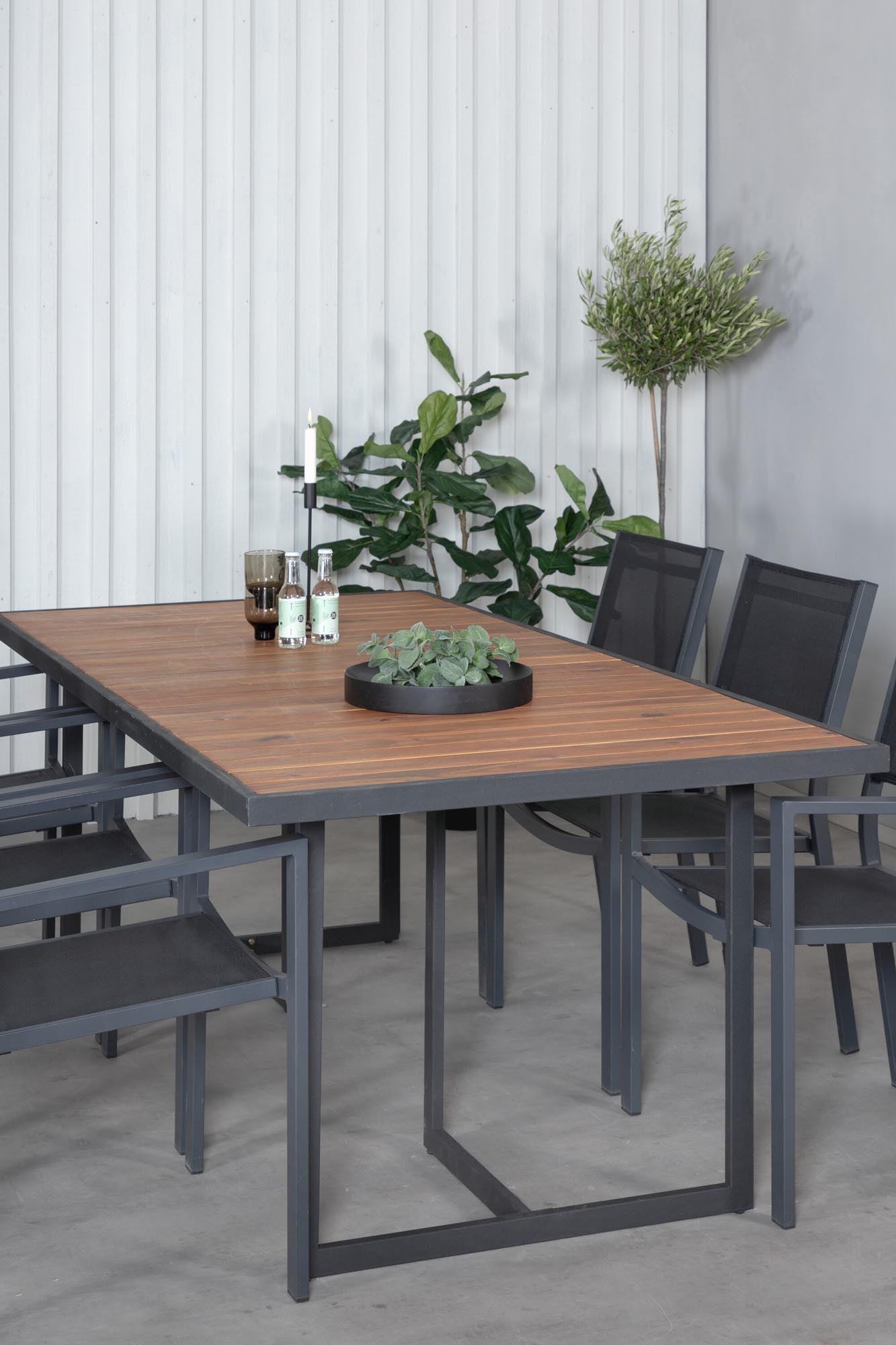 Modernes Gartentisch-Set mit rechteckigem Tisch und komfortablen Copacabana-Stühlen von Venture Home, perfekt für entspannte Stunden im Freien.