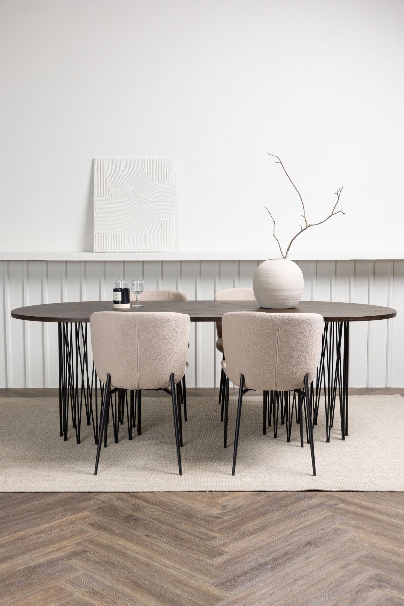 Elegantes Stone Esszimmerset für unvergessliche Dinnererlebnisse.