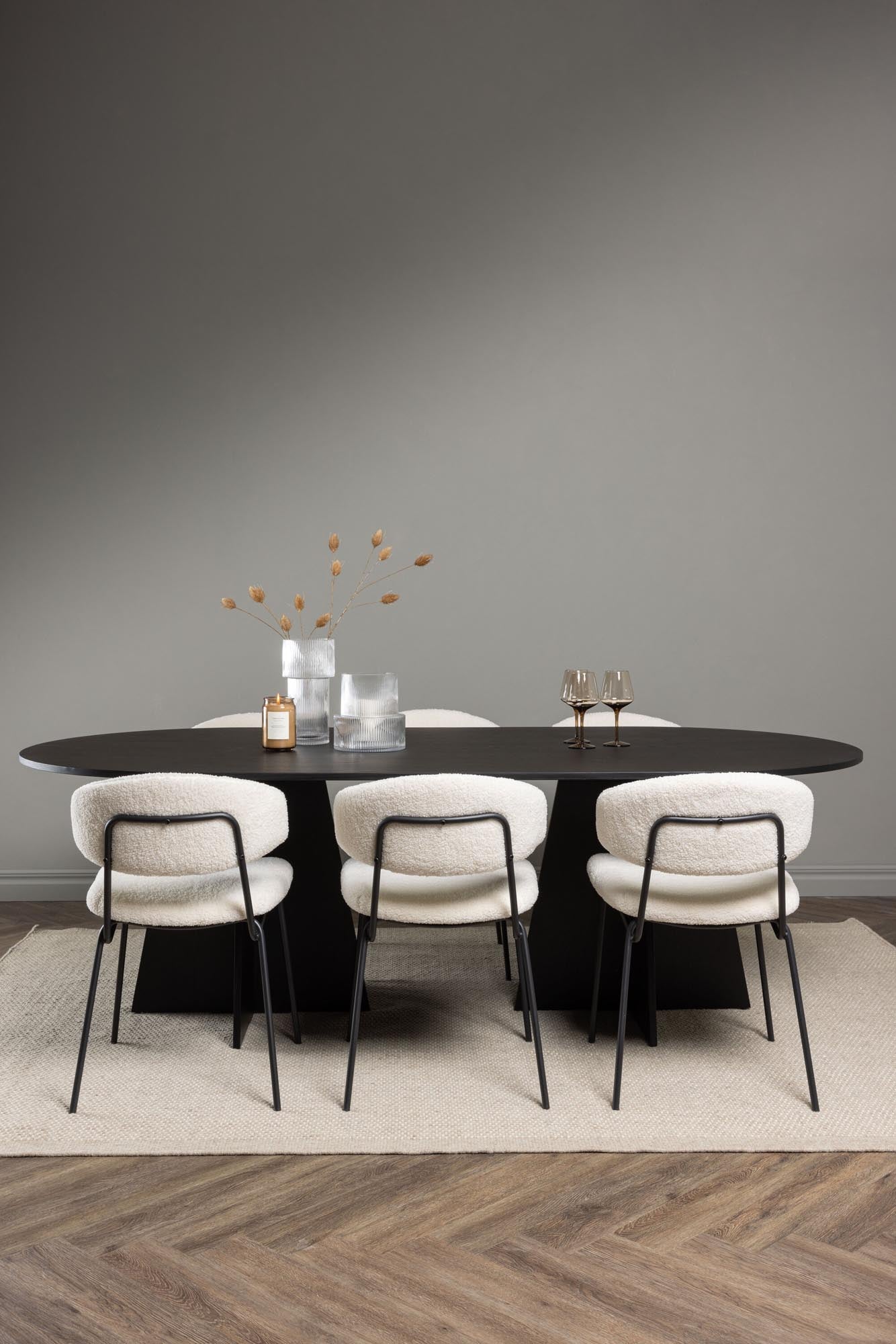 Stilvolles Bootcut Esszimmerset von Venture Home: Ovaler Tisch aus schwarzem MDF, 6 luxuriöse Bouclé-Stühle für einladende Dinnerabende.