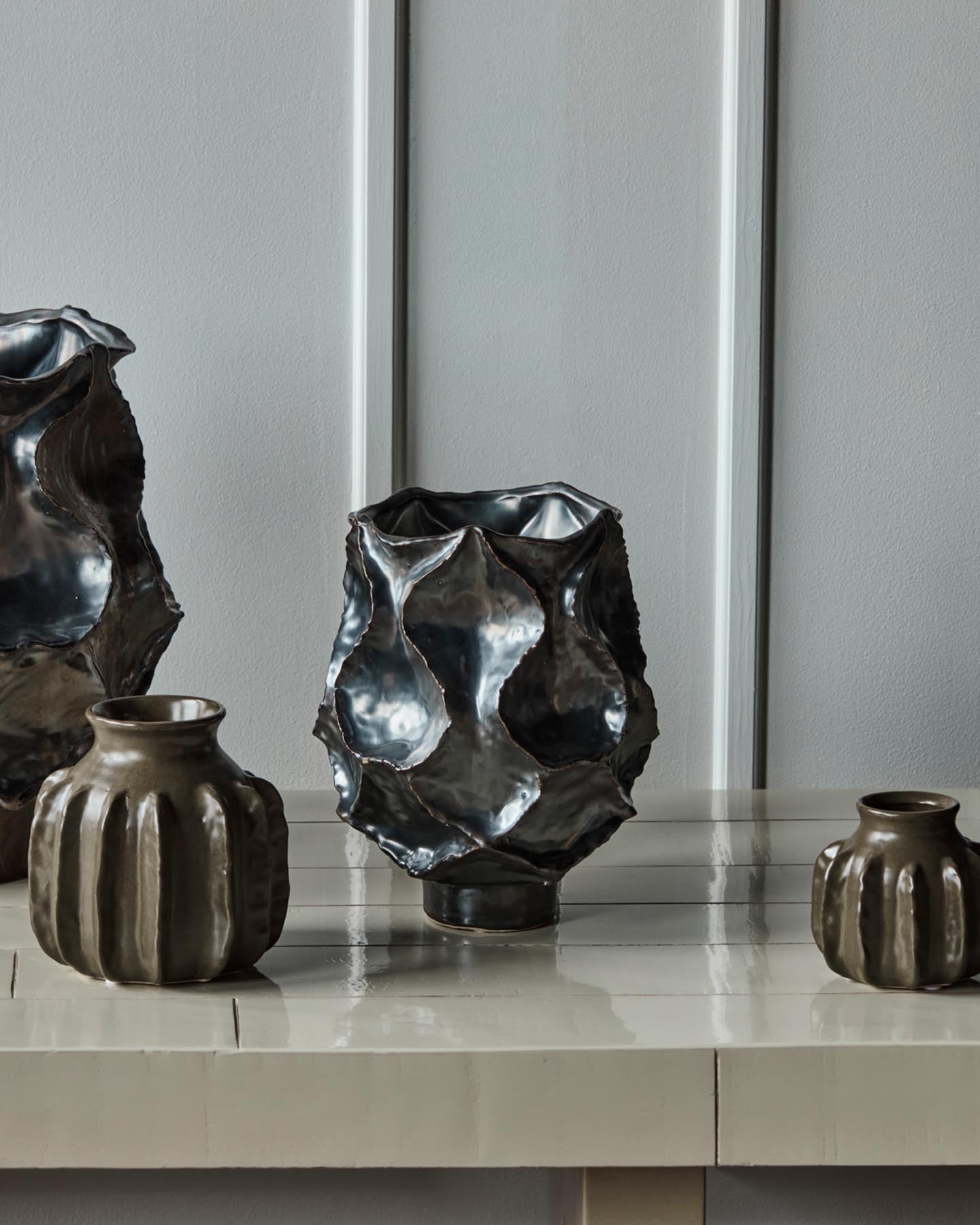 Stilvolle Vase HDWaves von House Doctor in antikem Metall-Look, ideal für florale Arrangements oder als dekorativer Akzent in jedem Raum.