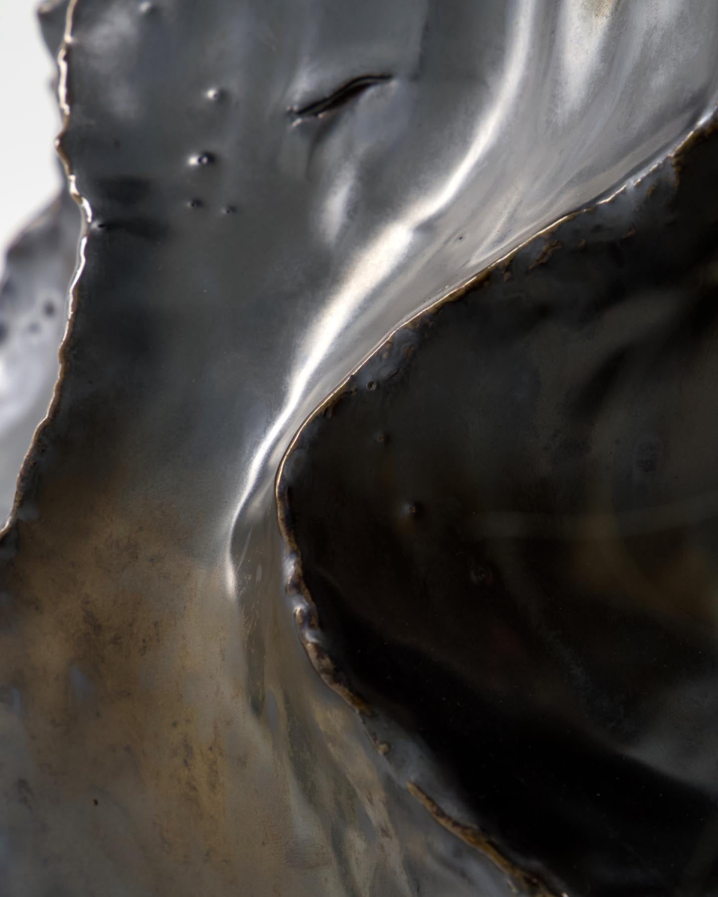 Elegante Vase HDWaves aus antikem Metall von House Doctor, perfekt für nostalgische Akzente und geschmackvolle Dekoration.