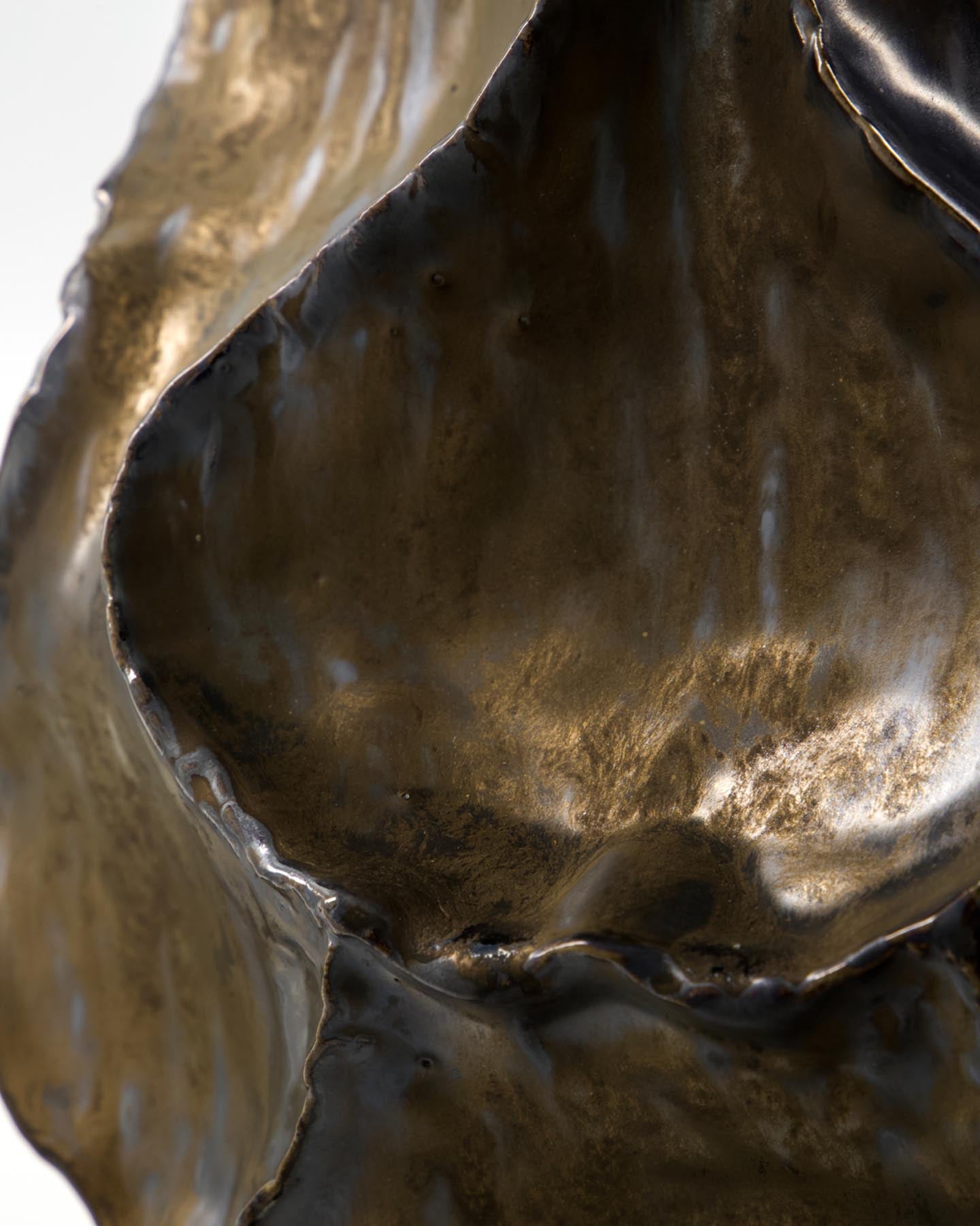 Elegante Vase HDWaves von House Doctor in antikmetallischem Finish. Ihre geschwungene Form verleiht jedem Raum einen Hauch von Vintage-Charme.