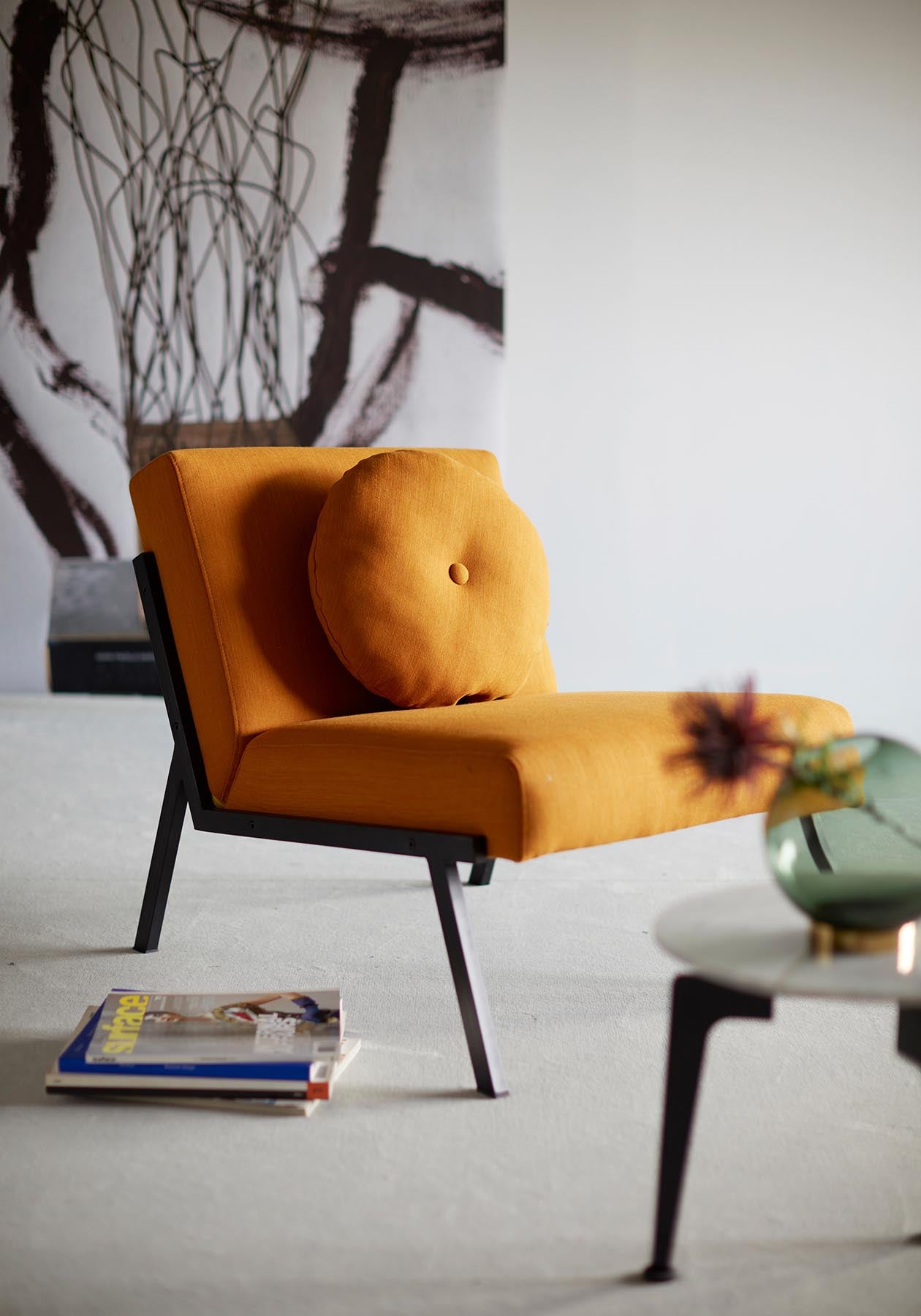 Entdecken Sie den Vikko Sessel von Innovation Living: Elegantes Design, erstklassiger Komfort und umweltfreundliche Materialien für Ihr stilvolles Zuhause.