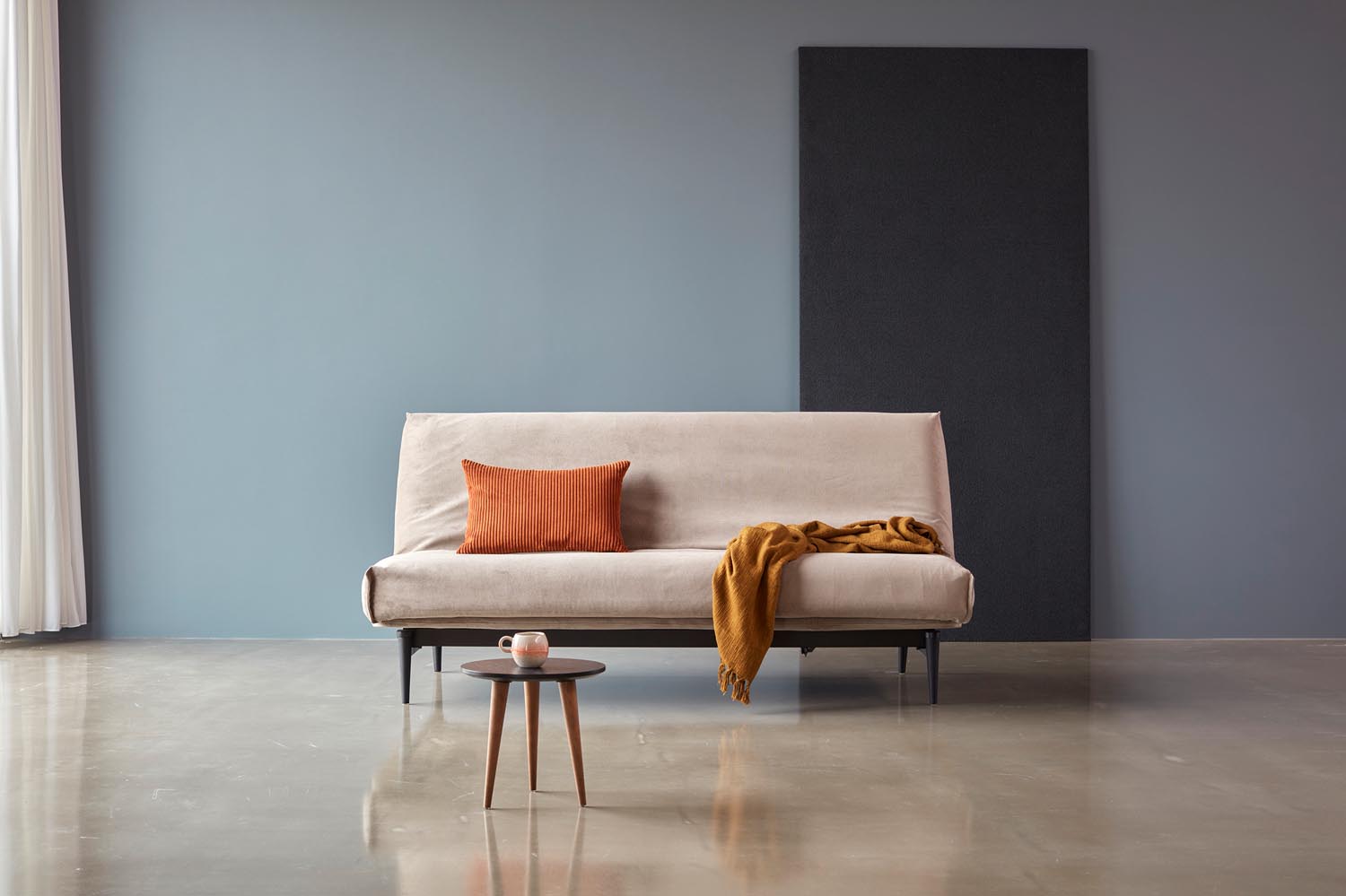 Erleben Sie das Colpus Bettsofa 140 Nordic Cover in elegantem Eiche schwarz. Multifunktional, mit Soft Spring Matratze und pflegeleichtem Bezug für optimalen Komfort.