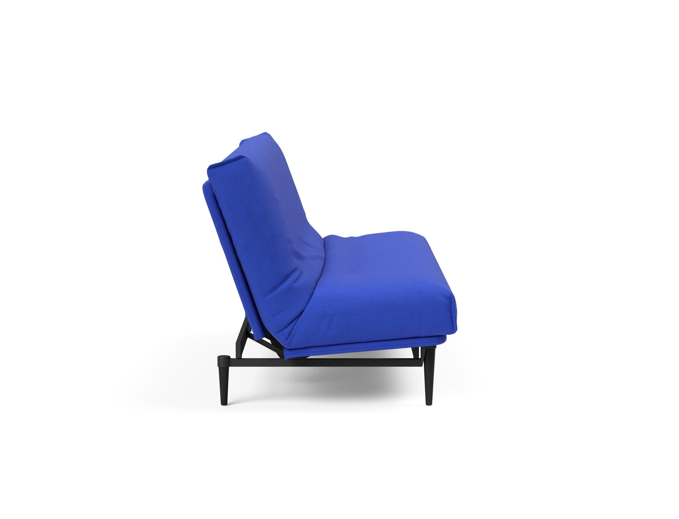 Modernes Bettsofa Colpus in schwarzer Eiche, perfekt für kompakte Wohnräume, ausgestattet mit einem bequemen Soft Spring Bezug.