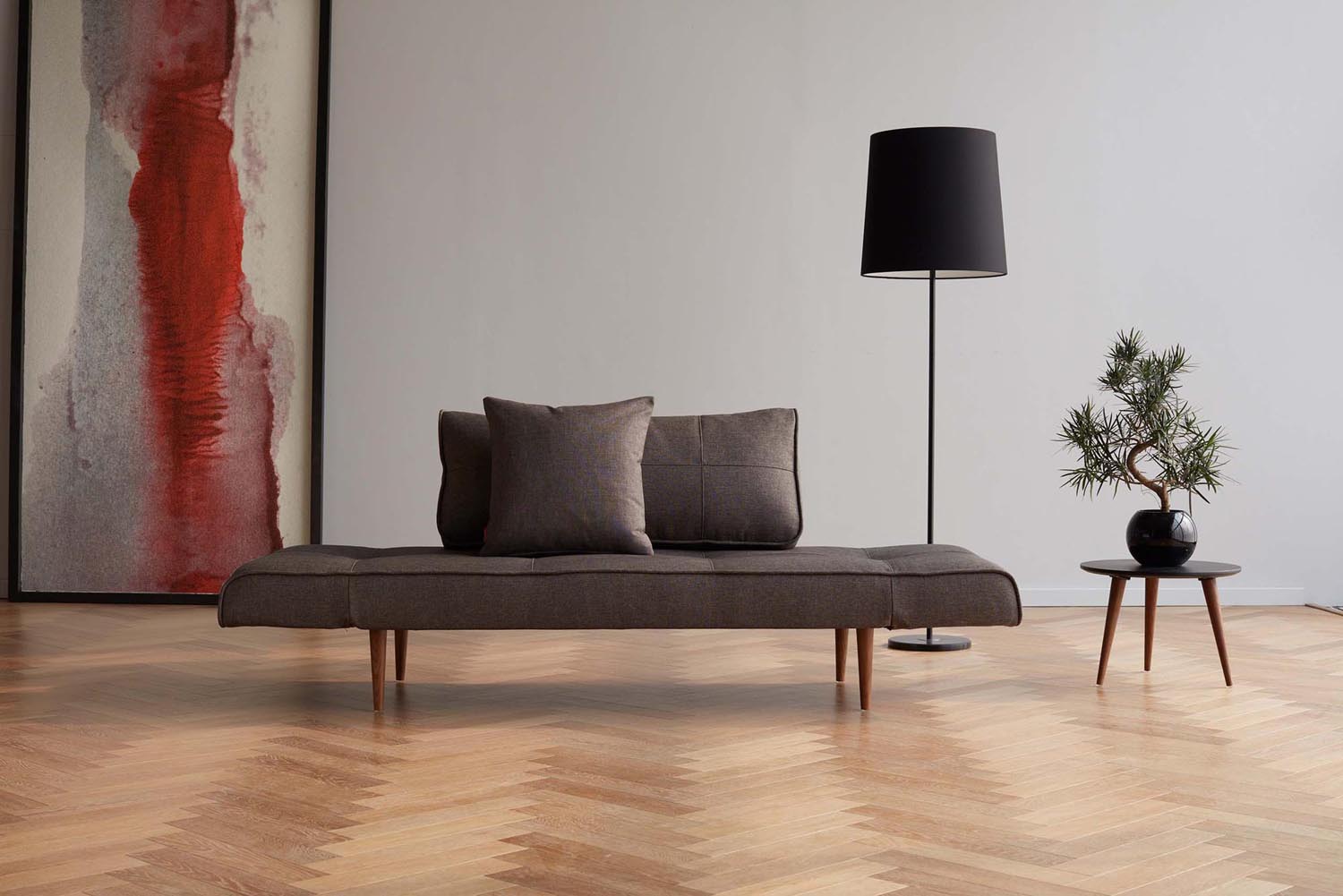 Modernes Zeal Klappsofa 70 Bow von Innovation Living, ideal für kleine Räume, wandelbar zwischen Sofa und Bett für vielseitige Nutzung.
