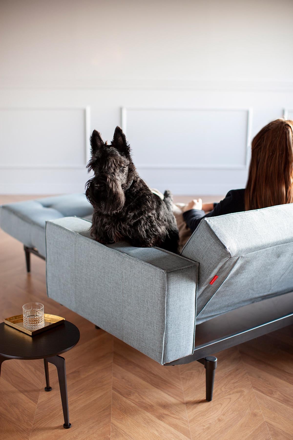 Modernes Splitback Sofabett 115 Styletto mit geschmackvollen Armlehnen, perfekt für vielseitige Wohnräume und gemütliche Schlafgelegenheiten.