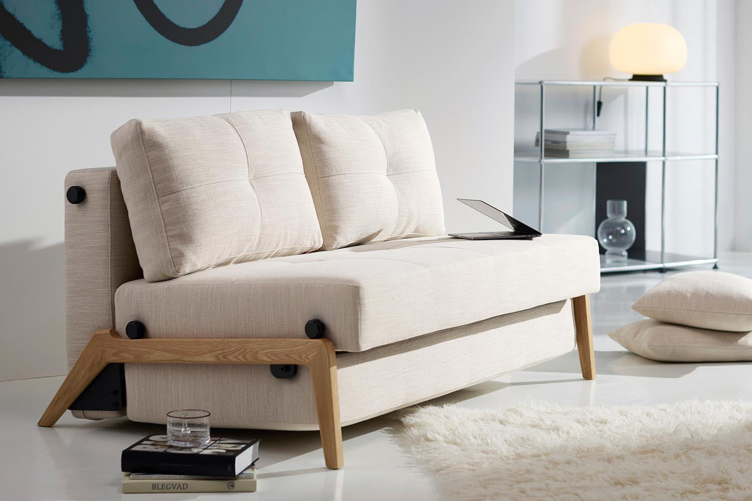 Modernes Klappsofa Cubed 160 von Innovation Living, perfekt für kompakte Wohnräume, bietet Komfort und stilvolle Vielseitigkeit.
