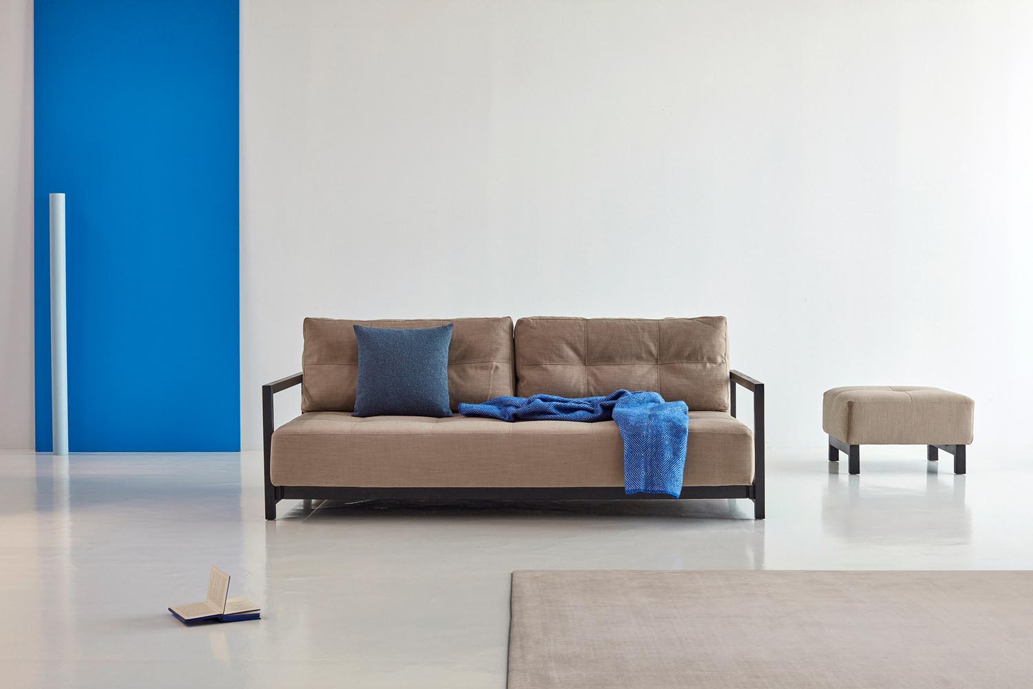Stilvoller Bifrost D.E.L. Ottoman aus schwarzer Eiche, perfekt für zeitgemäße Interiors, als Sitzgelegenheit oder praktische Ablage.