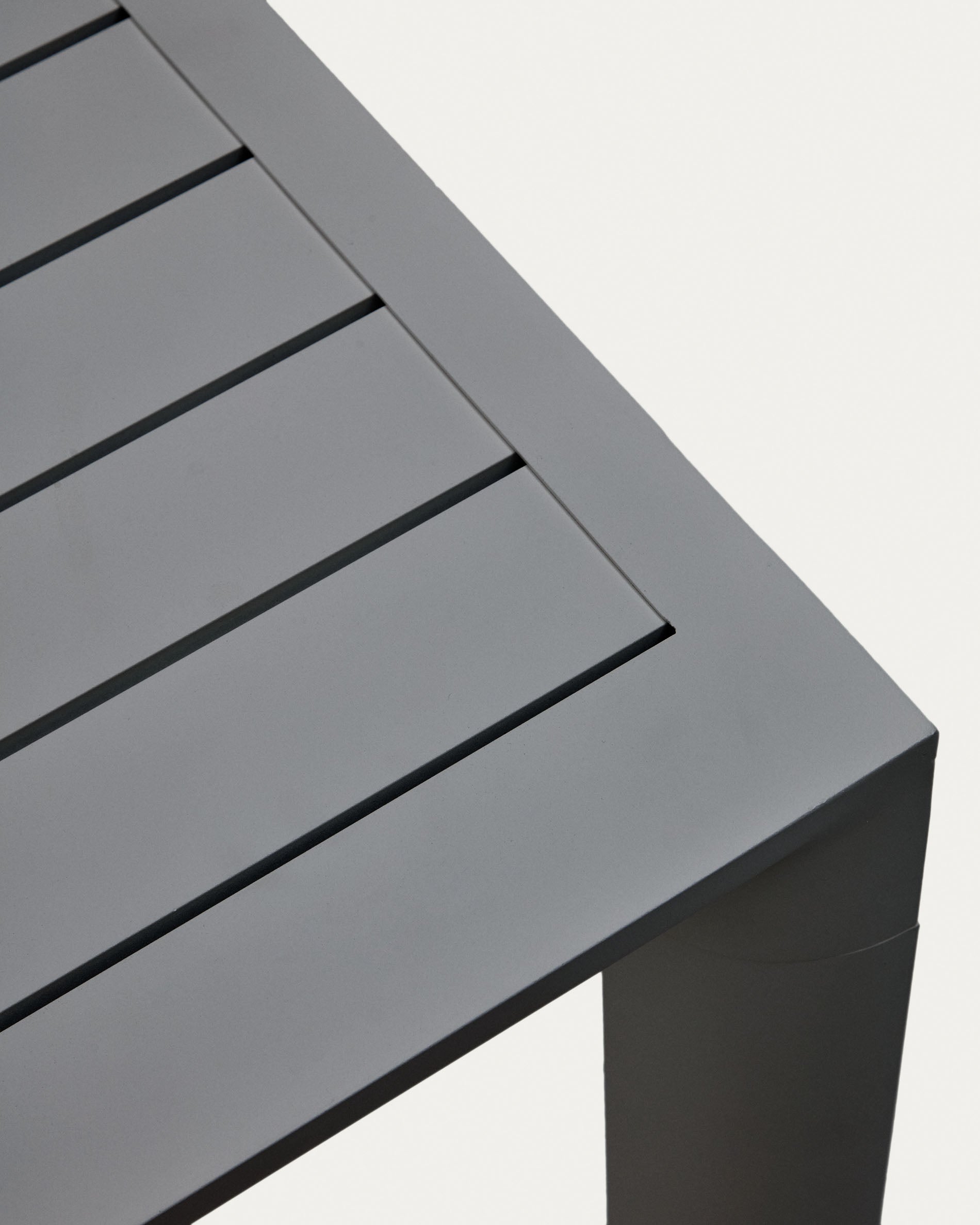Moderner Gartentisch aus robustem Aluminium mit grauem Finish, 150 x 77 cm – perfekt für gesellige Stunden im Freien.