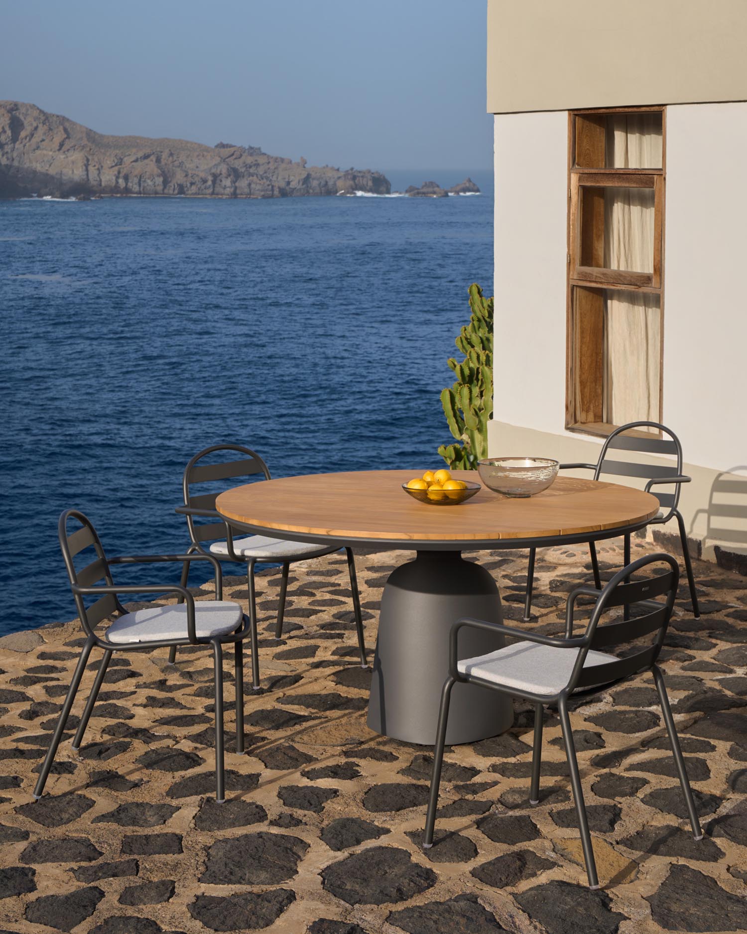 Eleganter runder Gartentisch aus Aluminium mit grauem Finish und FSC-zertifiziertem Teakholz, 120 cm Durchmesser, perfekt für gesellige Stunden im Freien.