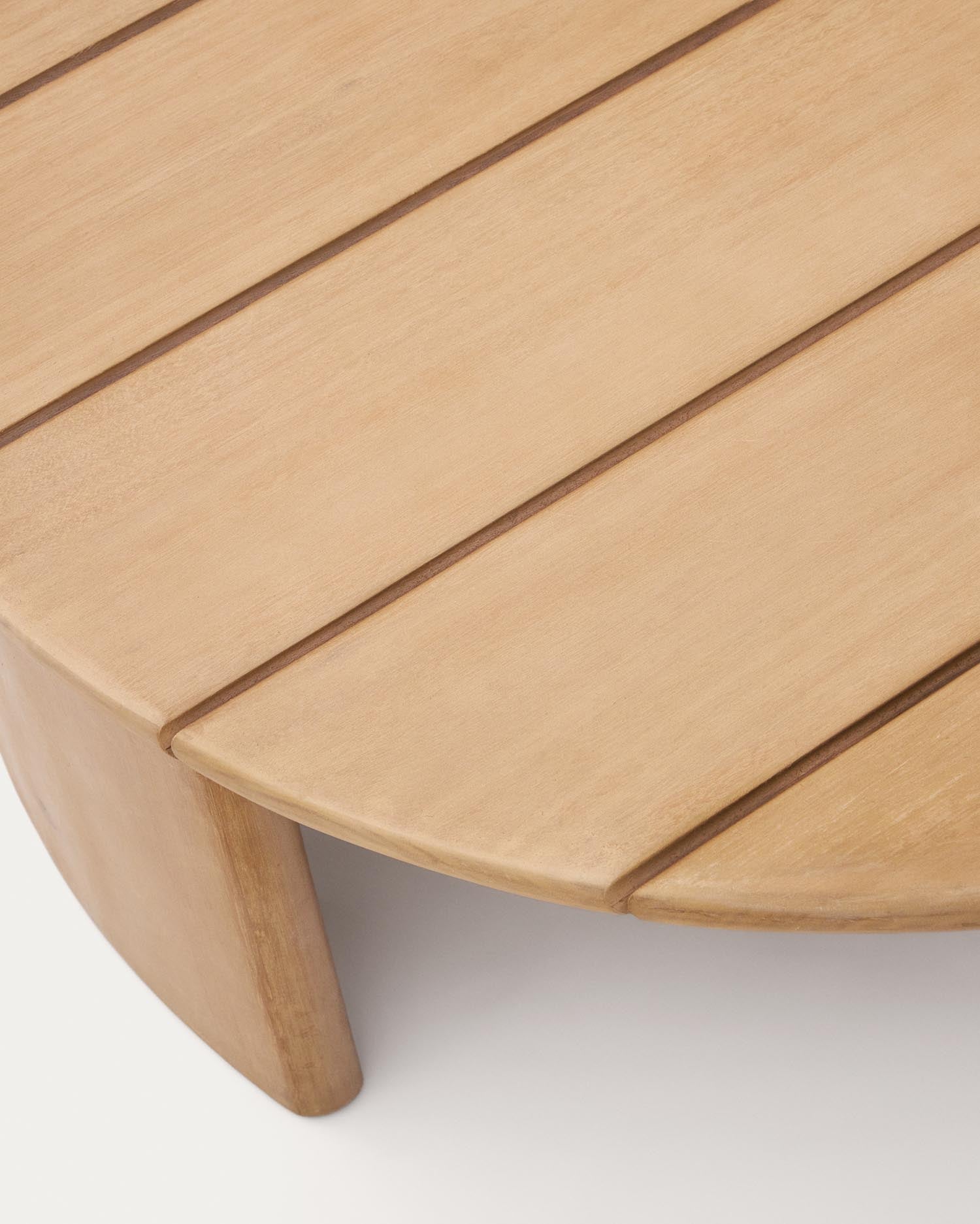 Stilvoller Xoriguer Couchtisch aus massivem Eukalyptusholz, Ø 90 cm. Ideal für drinnen und draußen, nachhaltig und robust.