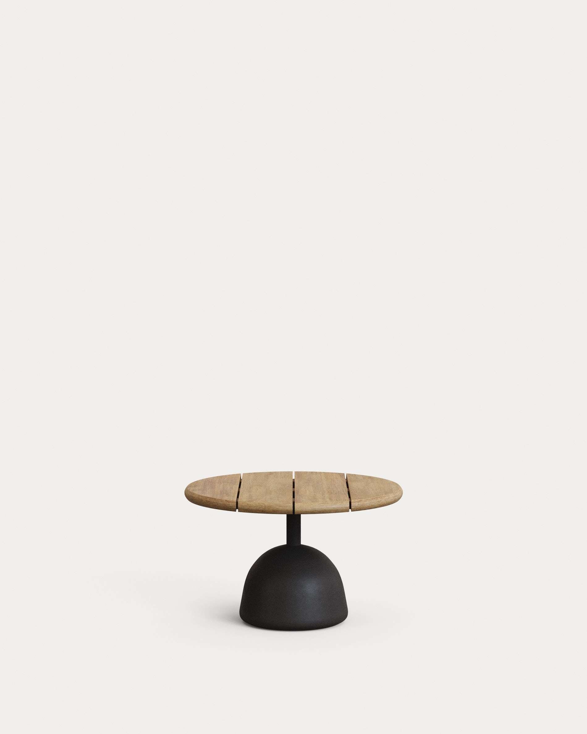 Entdecken Sie den Saura Couchtisch von Kave Home: Naturholz trifft modernen Zementfuß. Perfekt für stilvolle Outdoor-Oasen! Ø55x35cm.