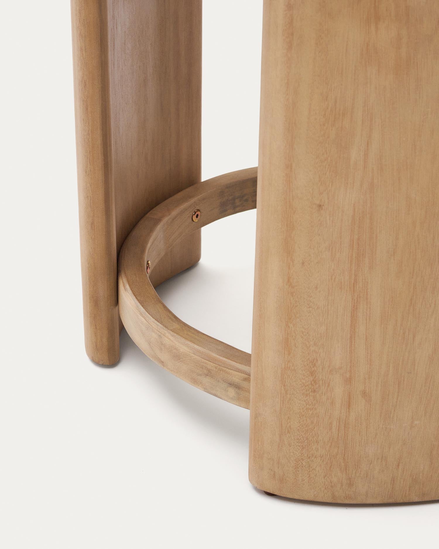 Eleganter Xoriguer Beistelltisch aus robustem Eukalyptusholz, Ø 56 cm, ideal für drinnen und draußen, nachhaltig und einzigartig in der Maserung.