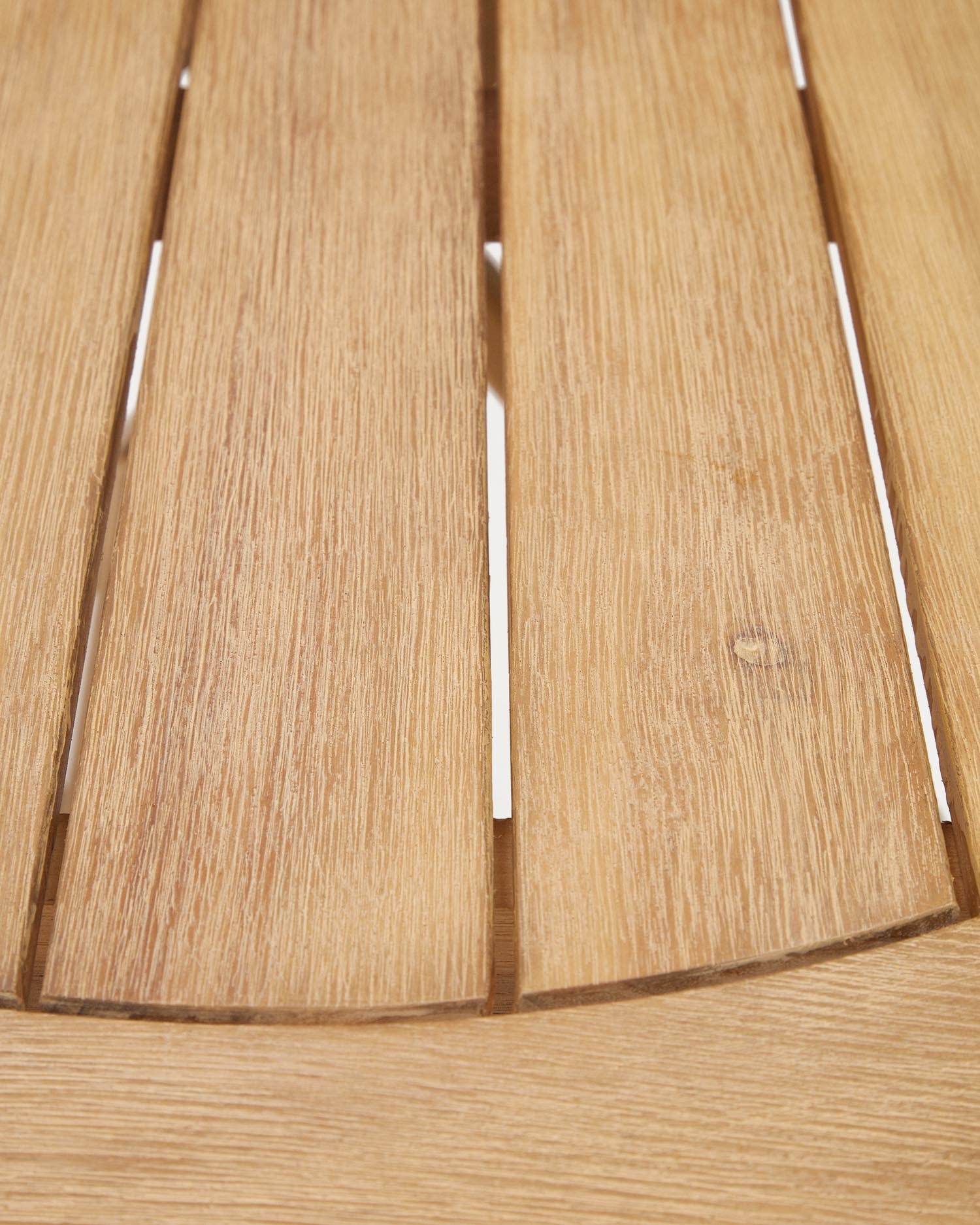 Klapptisch Dandara aus robustem Akazienholz in natürlicher Optik, Ø 120 x 60 cm, ideal für Outdoor-Bereiche und gesellige Zusammenkünfte.