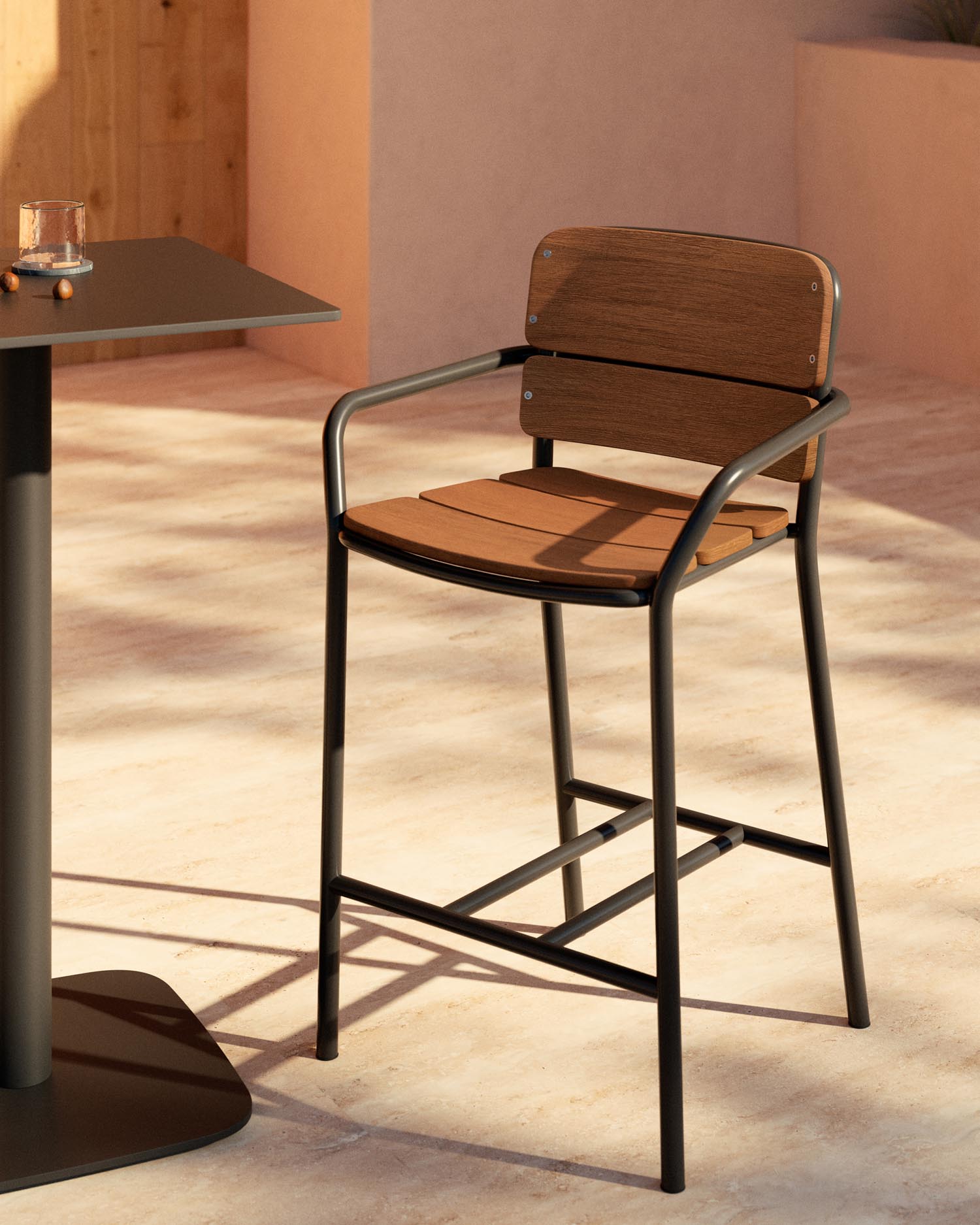 Entdecken Sie den Algueret Hocker von Kave Home: Robustes Eukalyptusholz, modernes Aluminium, 65 cm hoch. Ideal für stilvolle Outdoor-Bereiche.