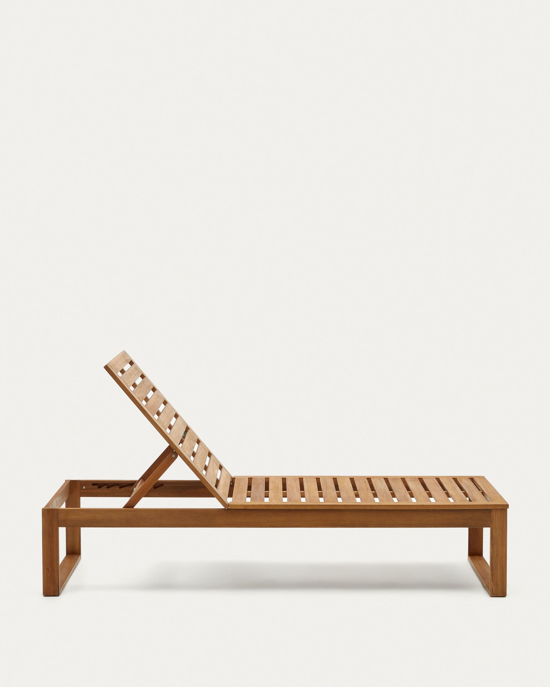 Die Sulamita Sonnenliege aus nachhaltigem Akazienholz FSC 100% vereint Eleganz und Komfort für Ihren Aussenbereich.
