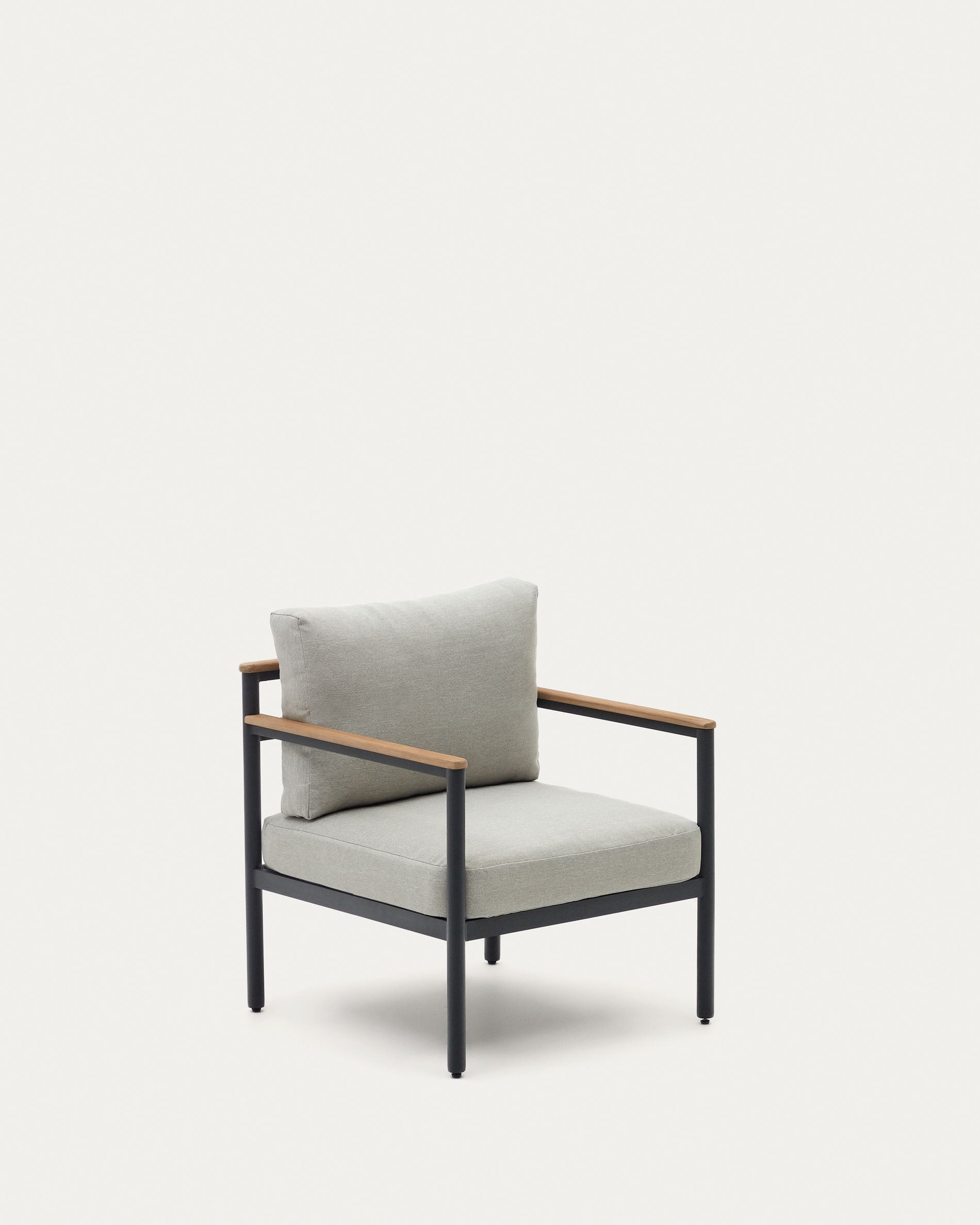 Elegantes Gartenmöbel-Set aus Aluminium und FSC-zertifiziertem Akazienholz, bestehend aus Sofa, Sesseln und Couchtisch.