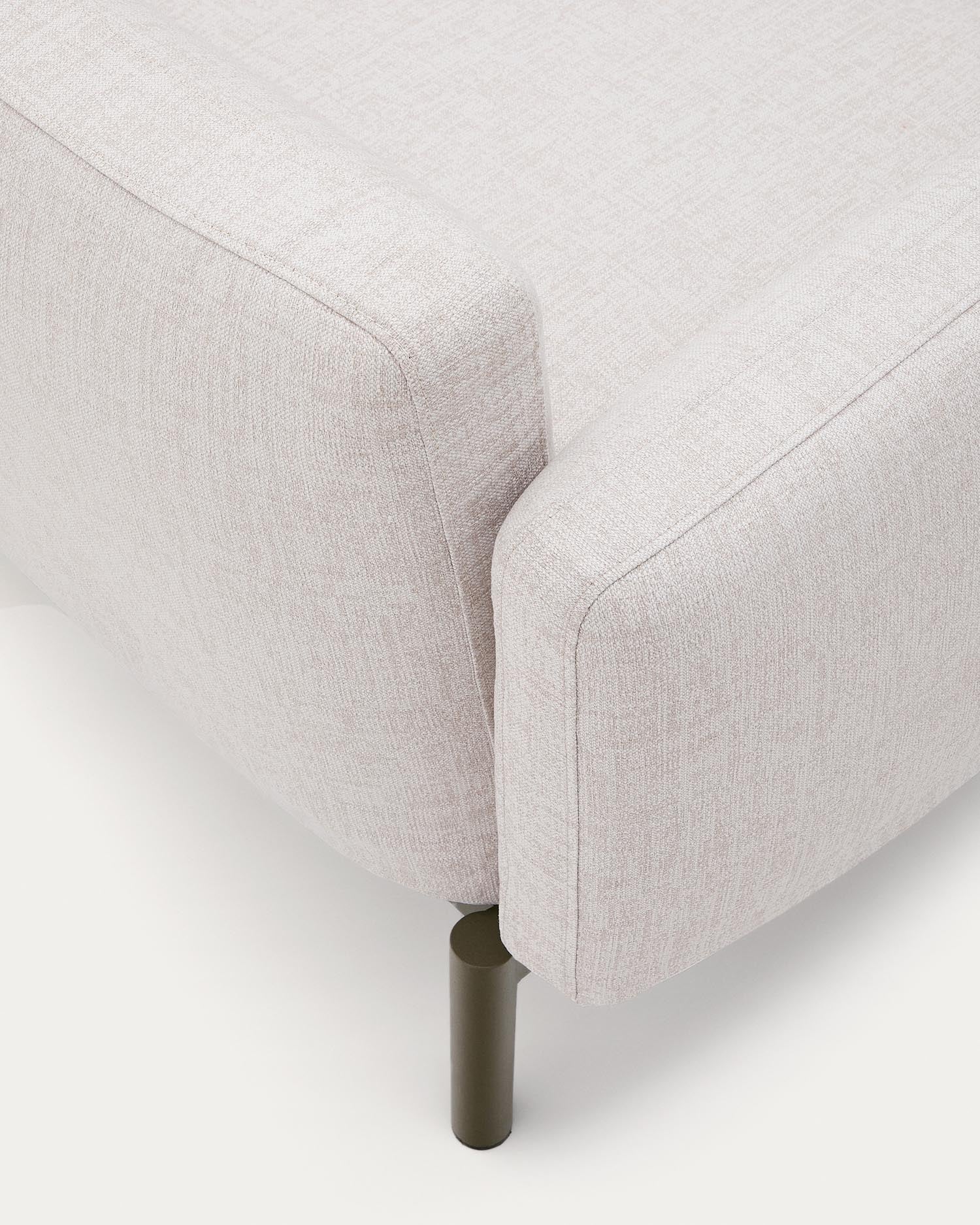 Entspannen Sie stilvoll im Freien mit dem modularen 5-Sitzer-Ecksofa Sorells von Kave Home. Beige Polsterung und robuster grüner Aluminiumrahmen vereinen Komfort und Eleganz.
