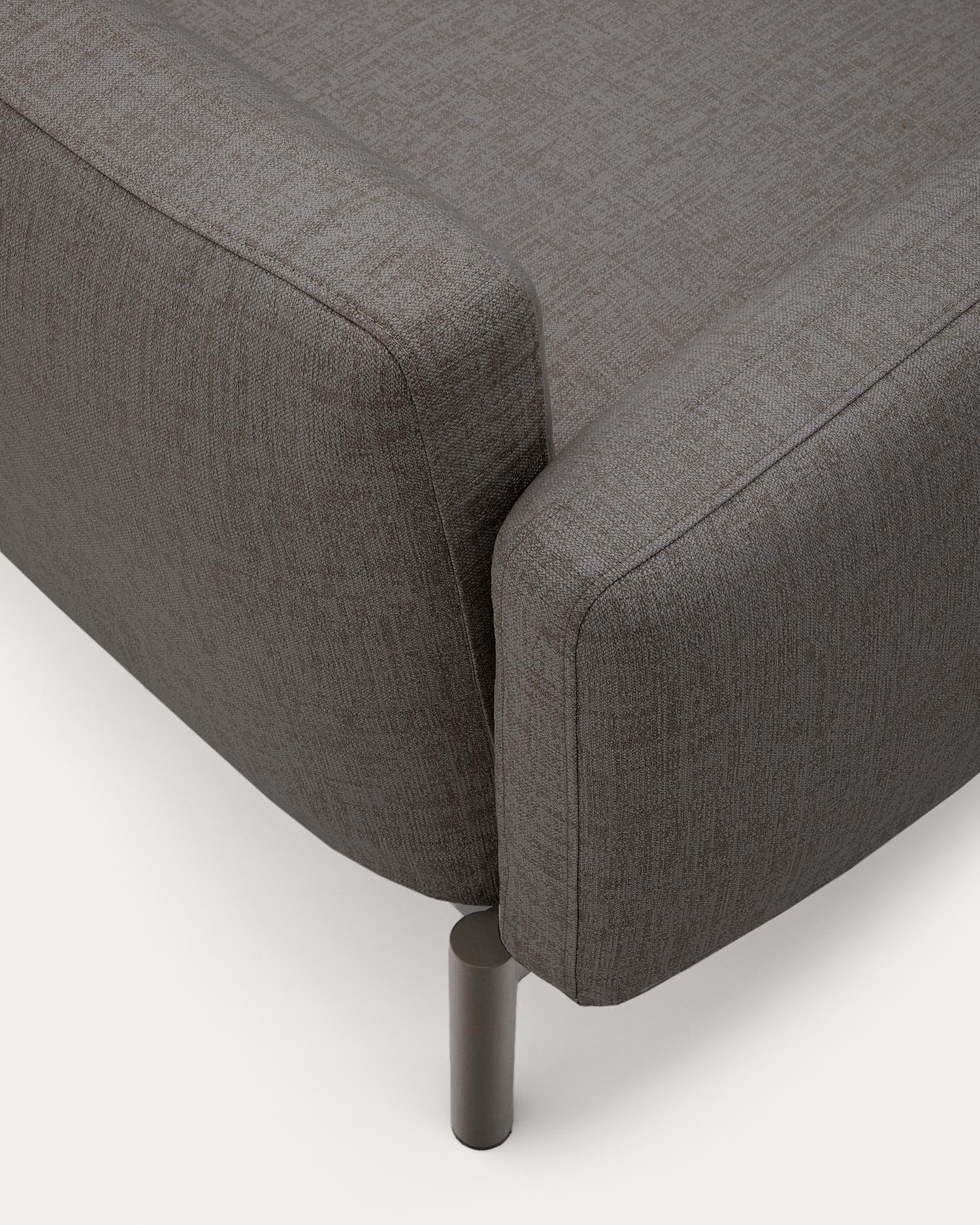 Entdecken Sie das stilvolle Sorells 5-Sitzer-Ecksofa von Kave Home – modular, wetterfest und perfekt für entspannte Stunden im Freien.