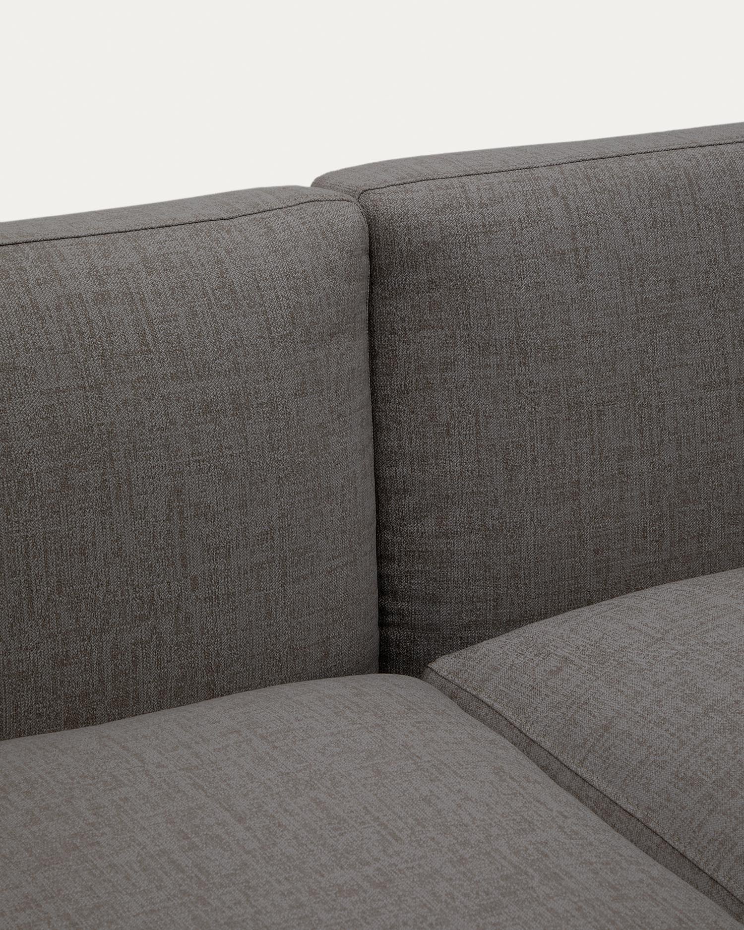 Erleben Sie mit dem Sorells 5-Sitzer-Ecksofa von Kave Home stilvolle Entspannung im Freien. Flexibles, langlebiges Design mit eleganter Polsterung.