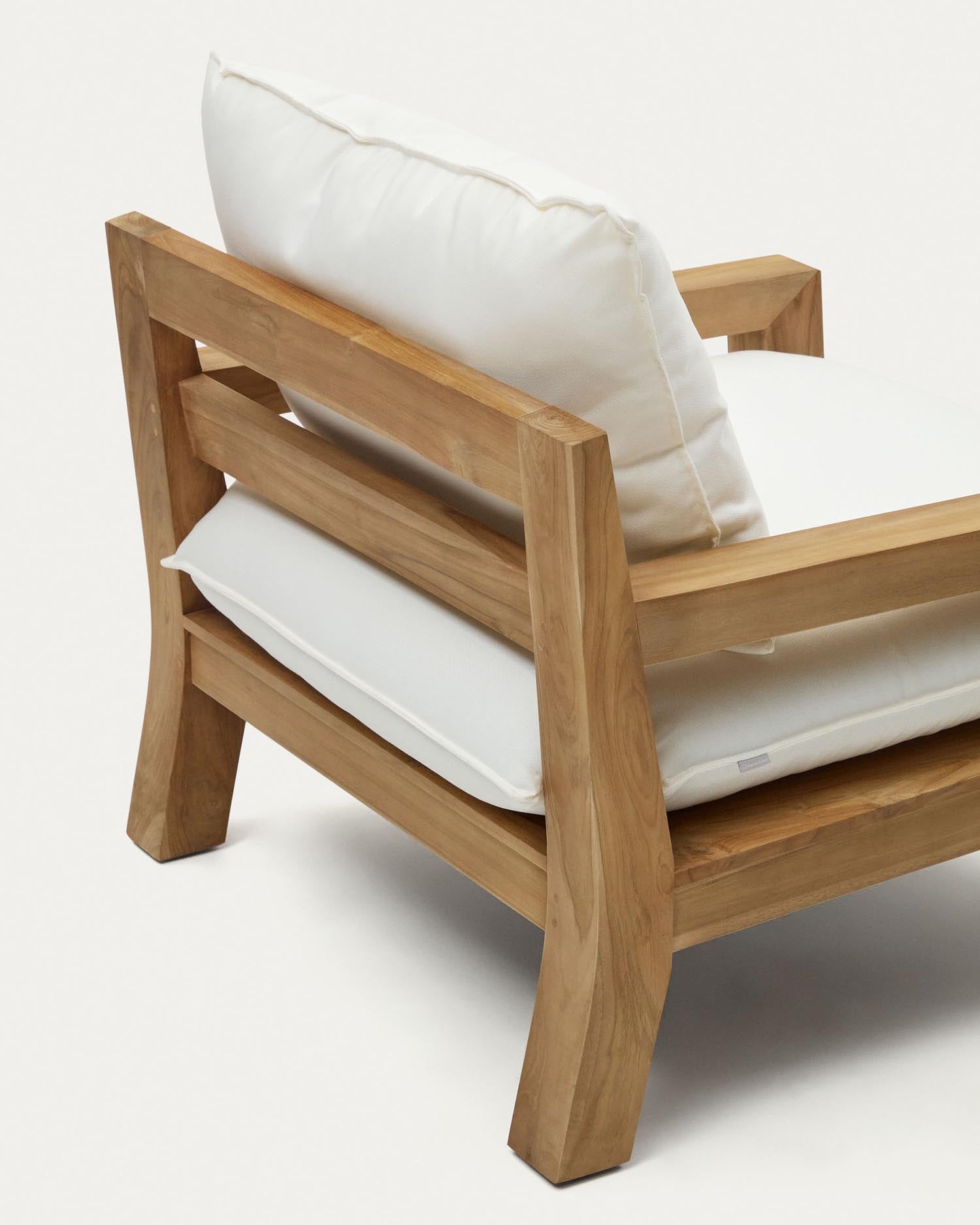 Eleganter Forcanera Sessel aus massivem Teakholz von Kave Home, ideal für stilvolle Outdoor- und Indoor-Bereiche.