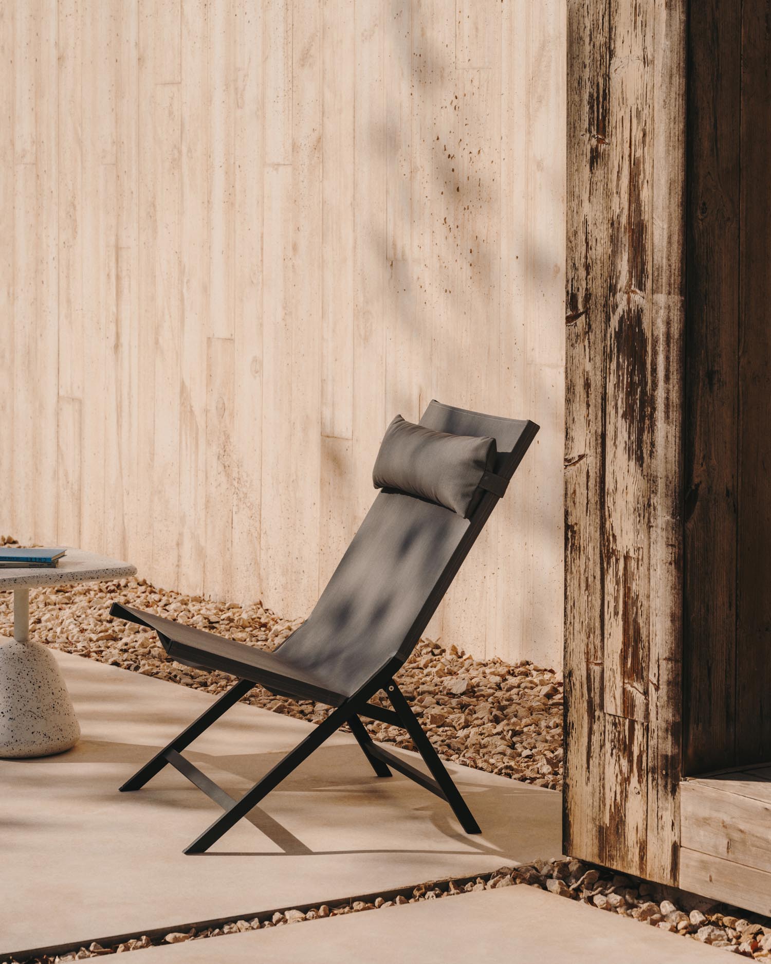 Moderner Canutells Klappstuhl aus leichtem Aluminium mit zeitlosem dunkelgrauem Finish, perfekt für komfortable und platzsparende Outdoor-Lösungen.
