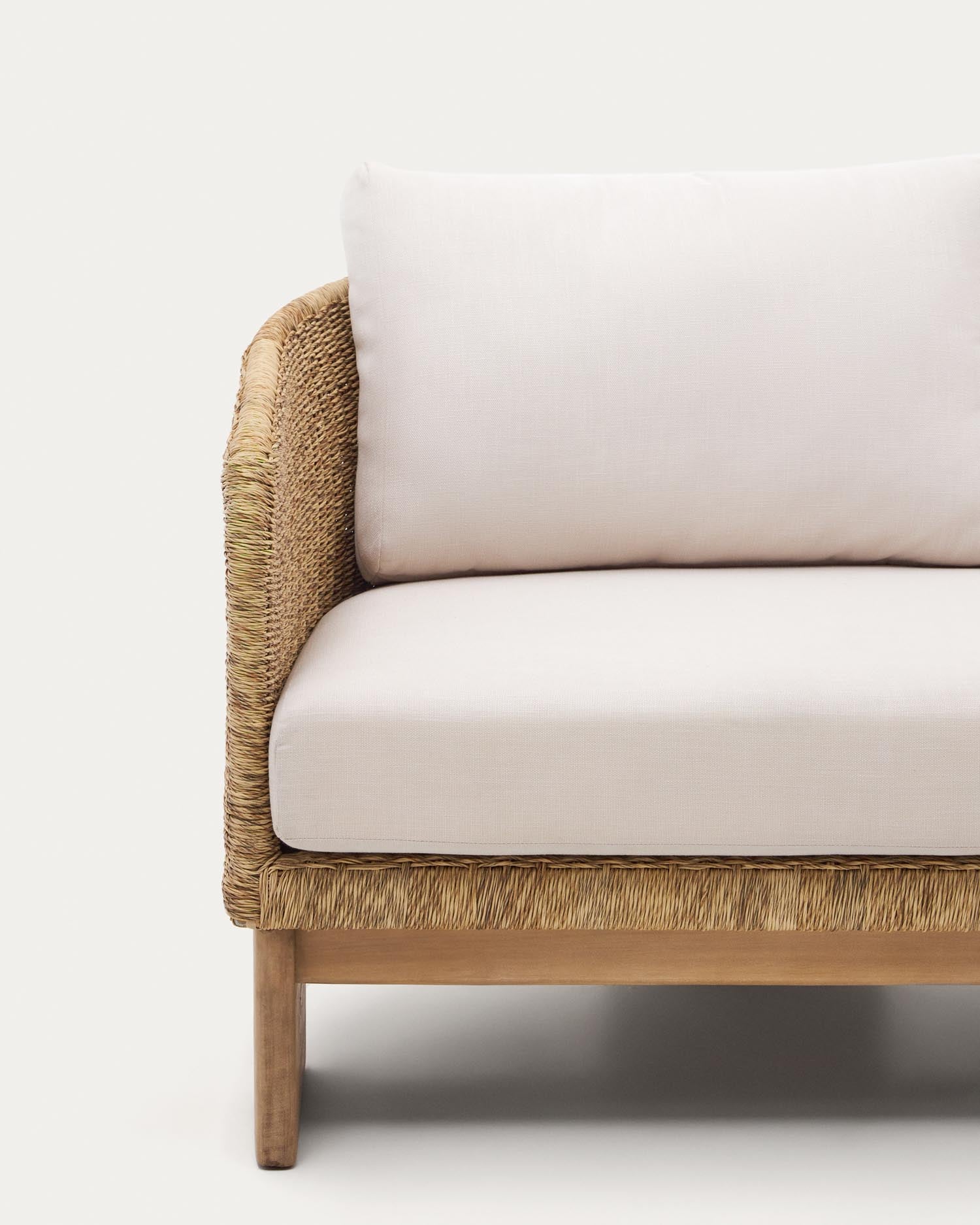Stilvolles 3-Sitzer-Sofa aus robustem synthetischem Rattan und nachhaltigem Eukalyptusholz, perfekt für entspannte Momente drinnen und draußen.