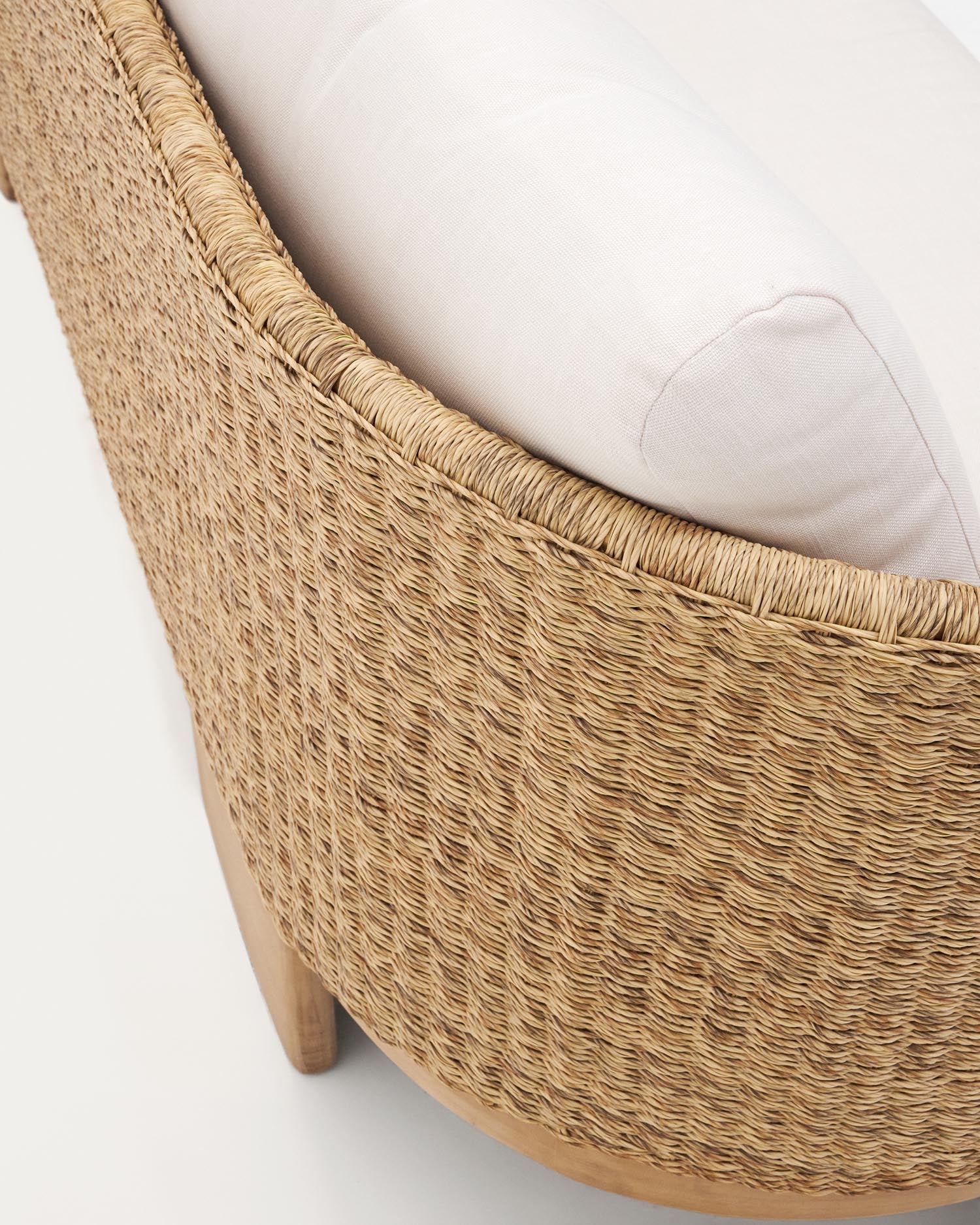 Elegantes 3-Sitzer-Sofa aus hochwertigem synthetischem Rattan und FSC-zertifiziertem Eukalyptusholz, ideal für stilvolle Entspannung im Innen- und Außenbereich.