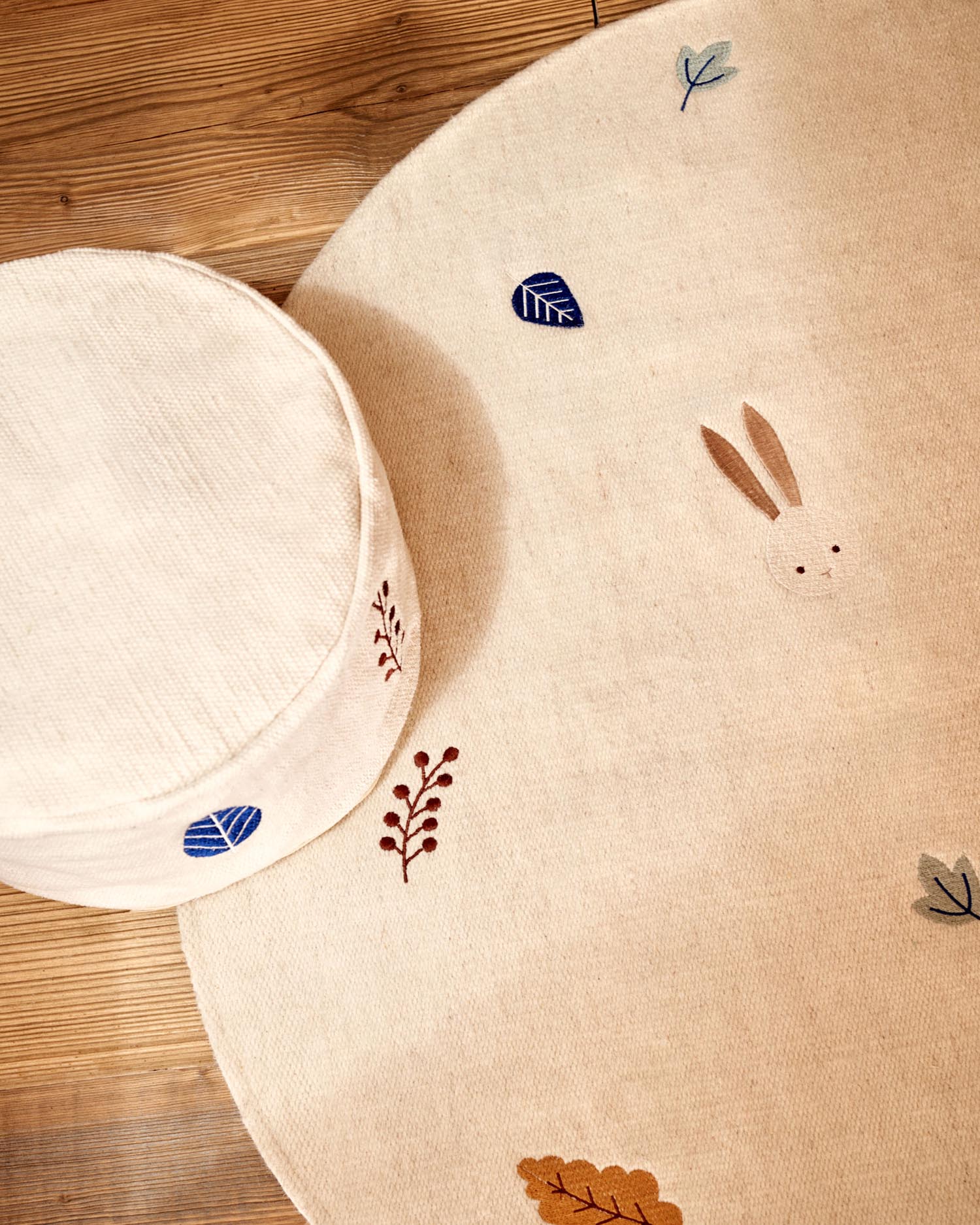 Handgefertigter Yanil Pouf aus Baumwolle, weiss mit bunten Blattstickereien, Ø 40 cm, stilvoll und komfortabel, von Kave Home.
