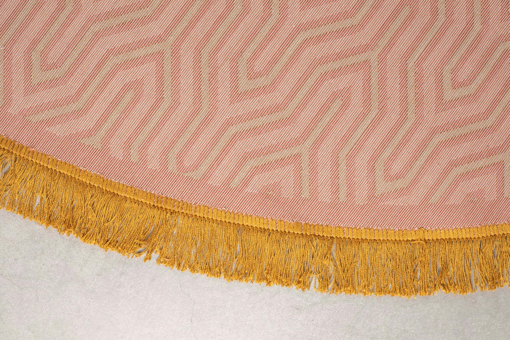 Runder Teppich in sanftem Pink (200 cm) von Bold Monkey: Kuscheliges Material, stilvoll und pflegeleicht, perfekt für jeden Raum.