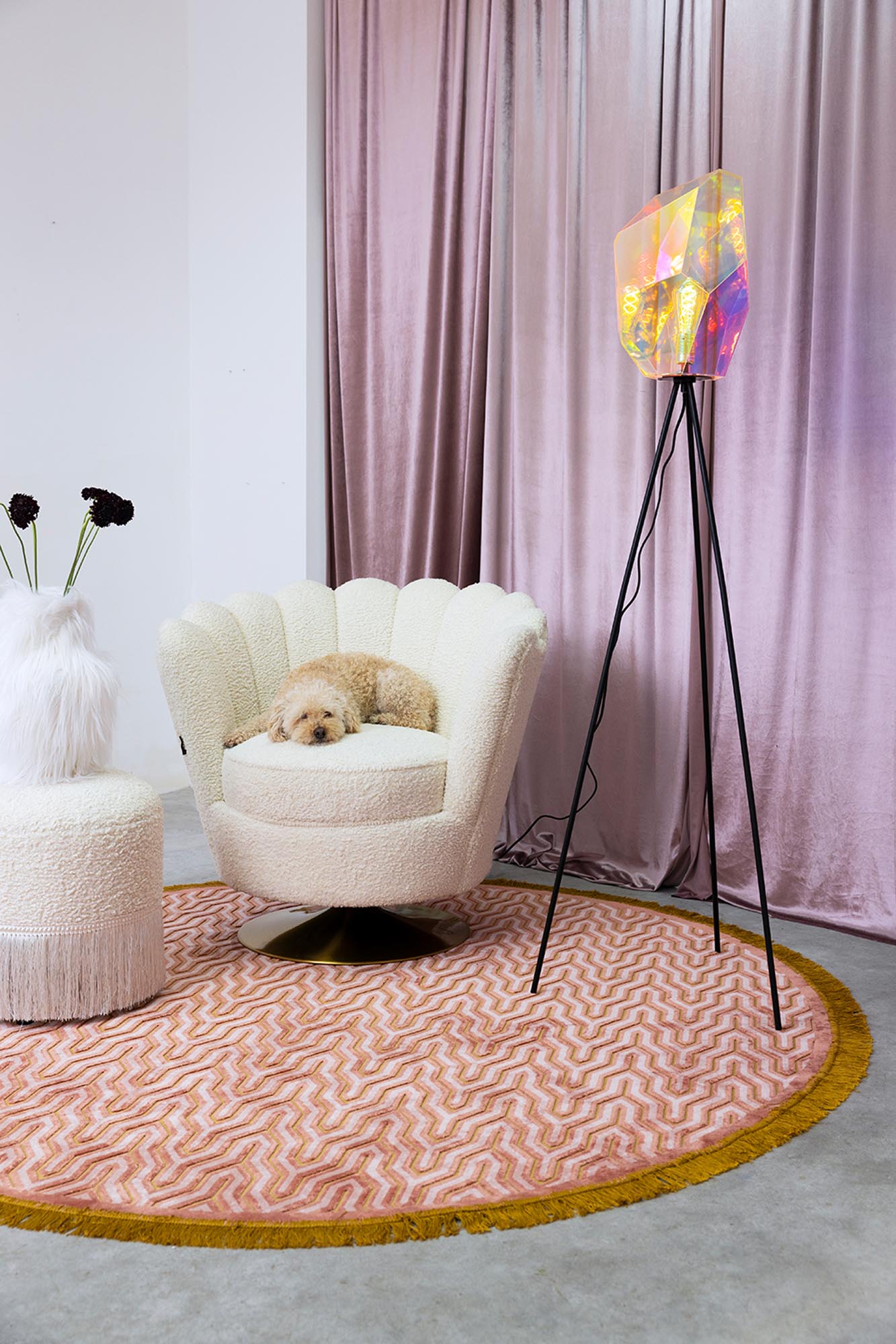 Runder, weicher Teppich in zartem Rosé (200 cm) von Bold Monkey, ideal für gemütliche Atmosphären und geschmackvolle Einrichtung.