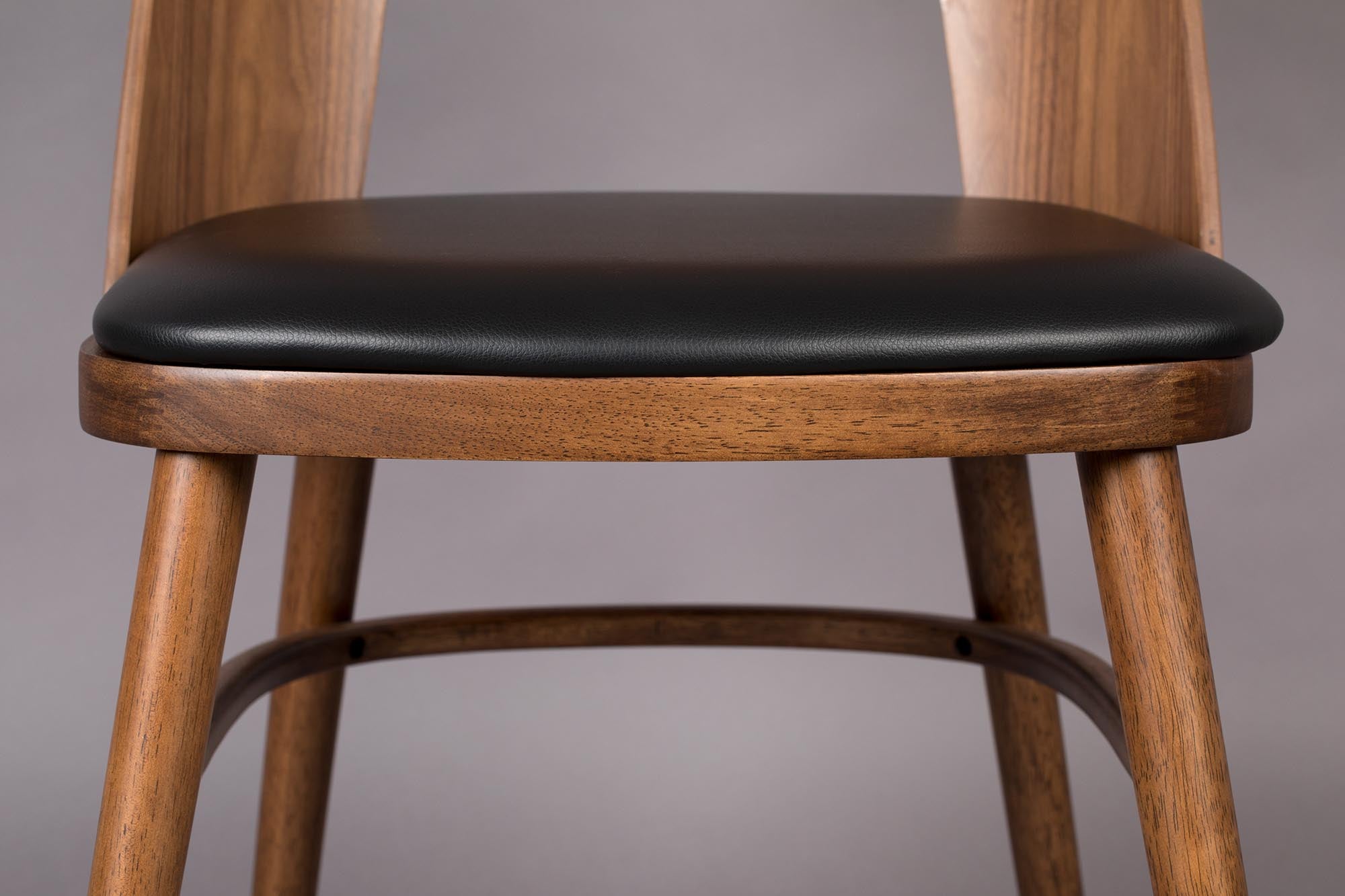 Eleganter Talika Stuhl von Dutchbone, der modernes Design mit einem stabilen Metallgestell und bequemer Polsterung kombiniert.