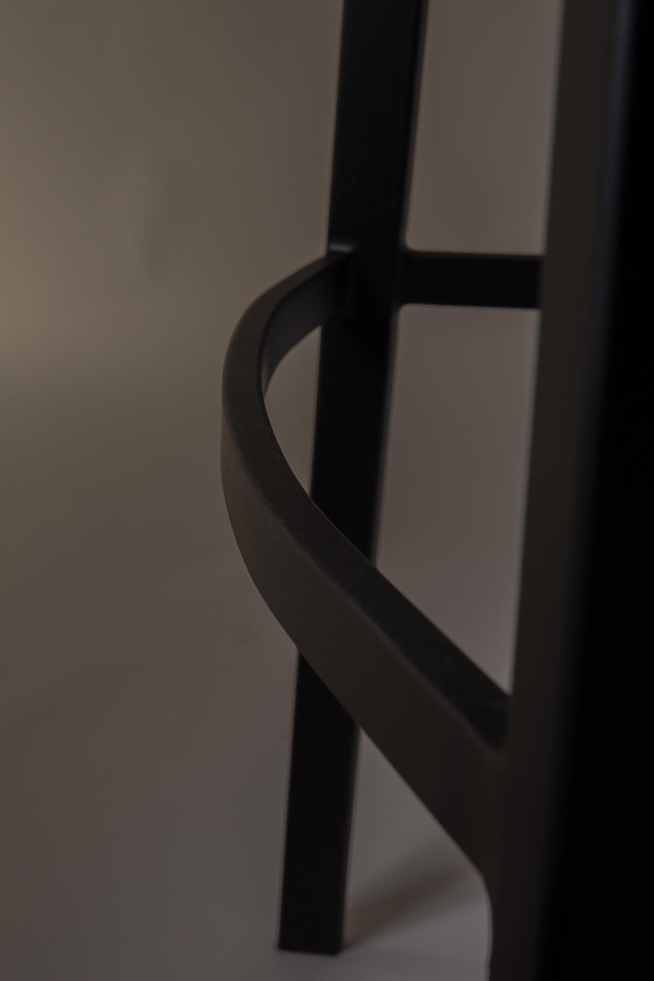 Eleganter Barstuhl Franky von Dutchbone, ideal für stilvolle Bars und Küchen. Hochwertige Verarbeitung und modernes Design vereinen Komfort und Ästhetik.