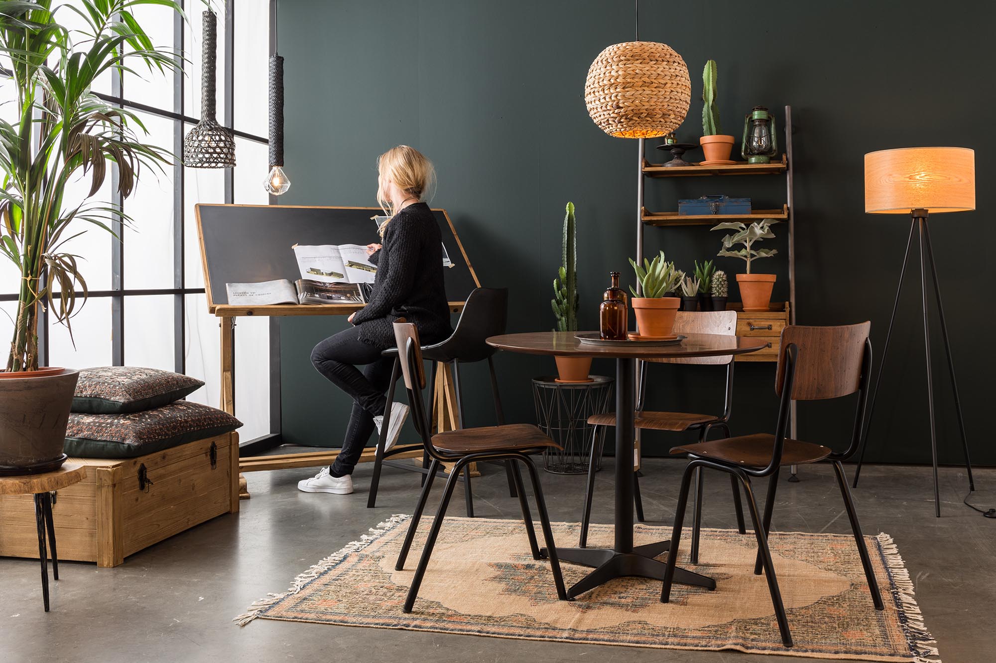 Stylischer Barstuhl Franky von Dutchbone, kombiniert modernes Design mit Komfort und Robustheit für jede Bar oder Küche.